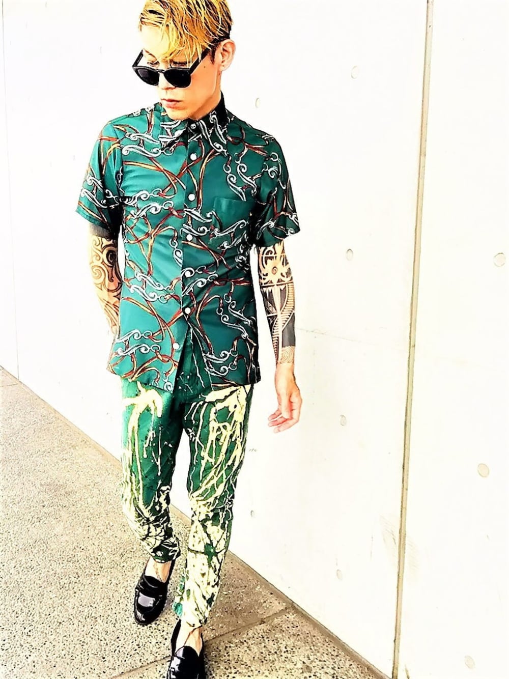 「ローファー、柄シャツ、グリーン、カーキ、シャツスタイル、シャツ、サングラス、イタリア、ETRO、モード」｜「ETROの柄ｼｬﾂ（シャツ/ブラウス、グリーン系）」を使った、TETUさん（メンズ・174cm）の春コーディネートの1枚目の写真