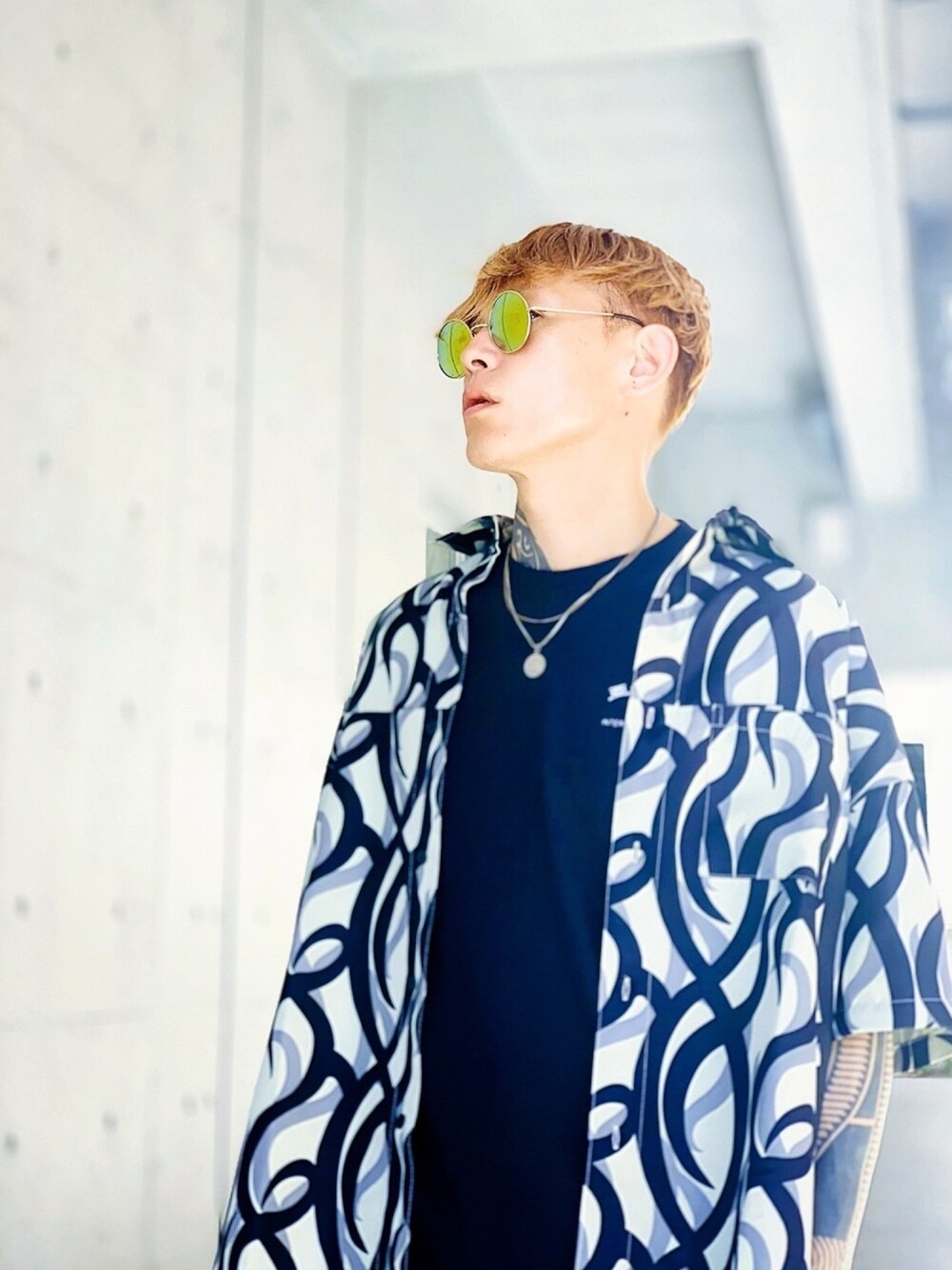 「シルバーアクセサリー、ネックレス、シャツ、シャツスタイル、柄シャツ、トライバル、AIVER、CASPER JOHN AIVER、夏コーデ、サングラス」｜「AIVERのCASPER JOHN AIVER　トライバルカモオーバーショートスリーブシャツ（シャツ/ブラウス、ベージュ系）」を使った、TETUさん（メンズ・174cm）の春コーディネートの1枚目の写真