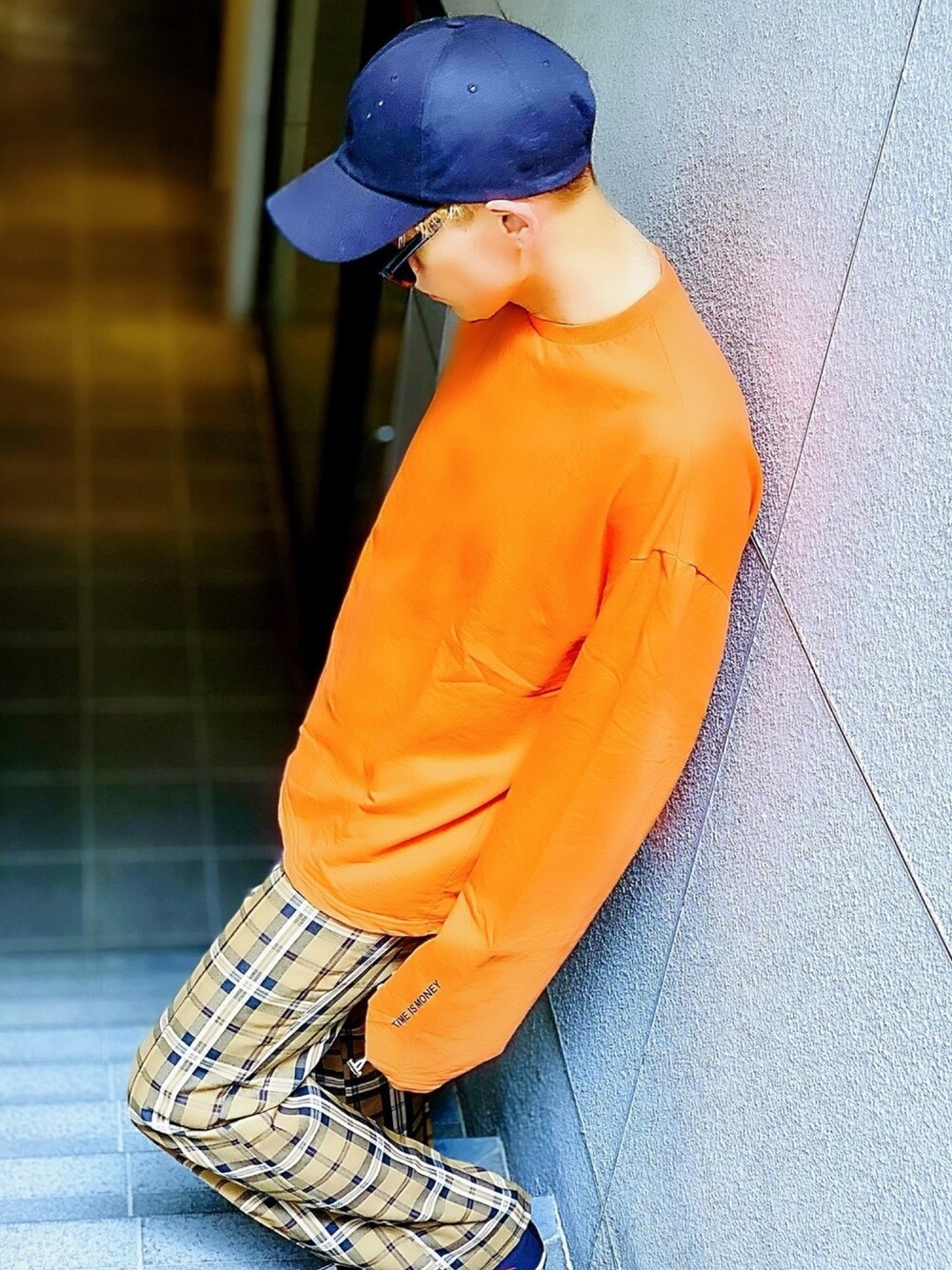 「フレアパンツ、チェックパンツ、オレンジ、オーバーサイズ、AIVER、CASPER JOHN AIVER、韓国ファッション、ゆるコーデ、キャップ、ラフ」｜「JUNREDのブリティッシュタータンチェックフレアスラックス（その他パンツ、ベージュ系）」を使った、TETUさん（メンズ・174cm）の夏コーディネートの1枚目の写真