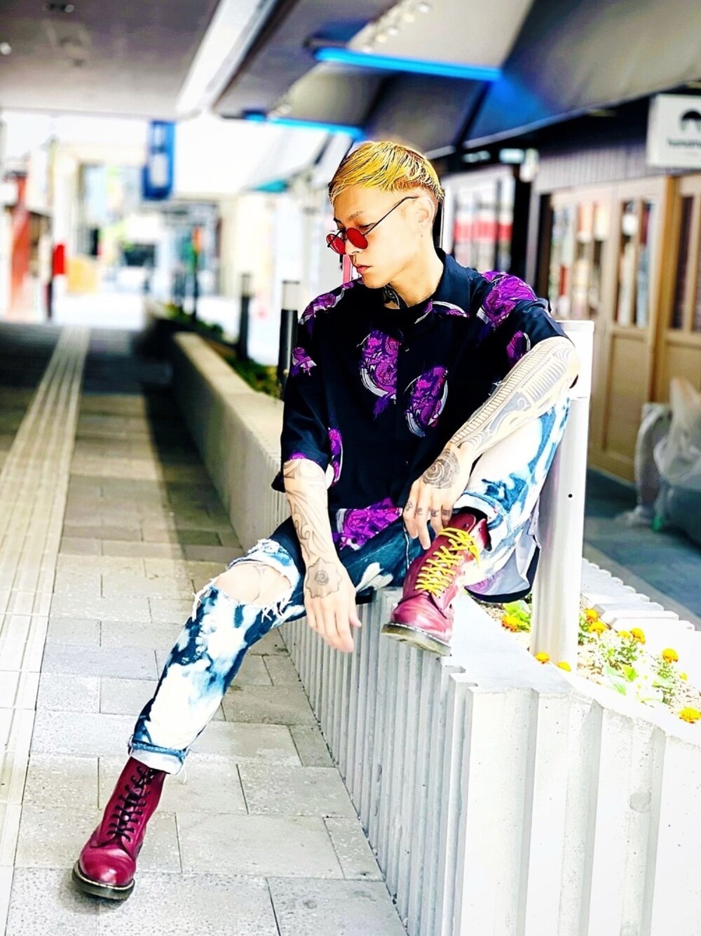 「デニムパンツ、デニム、ブーツ、Dr.Martens、開襟シャツ、オープンカラーシャツ、ラフ、AIVER、ストリートコーデ、シャツスタイル」｜「AIVERのCASPER JOHN AIVER　シェンロンサテンシャツ（シャツ/ブラウス、ブラック系）」を使った、TETUさん（メンズ・174cm）の夏コーディネートの1枚目の写真