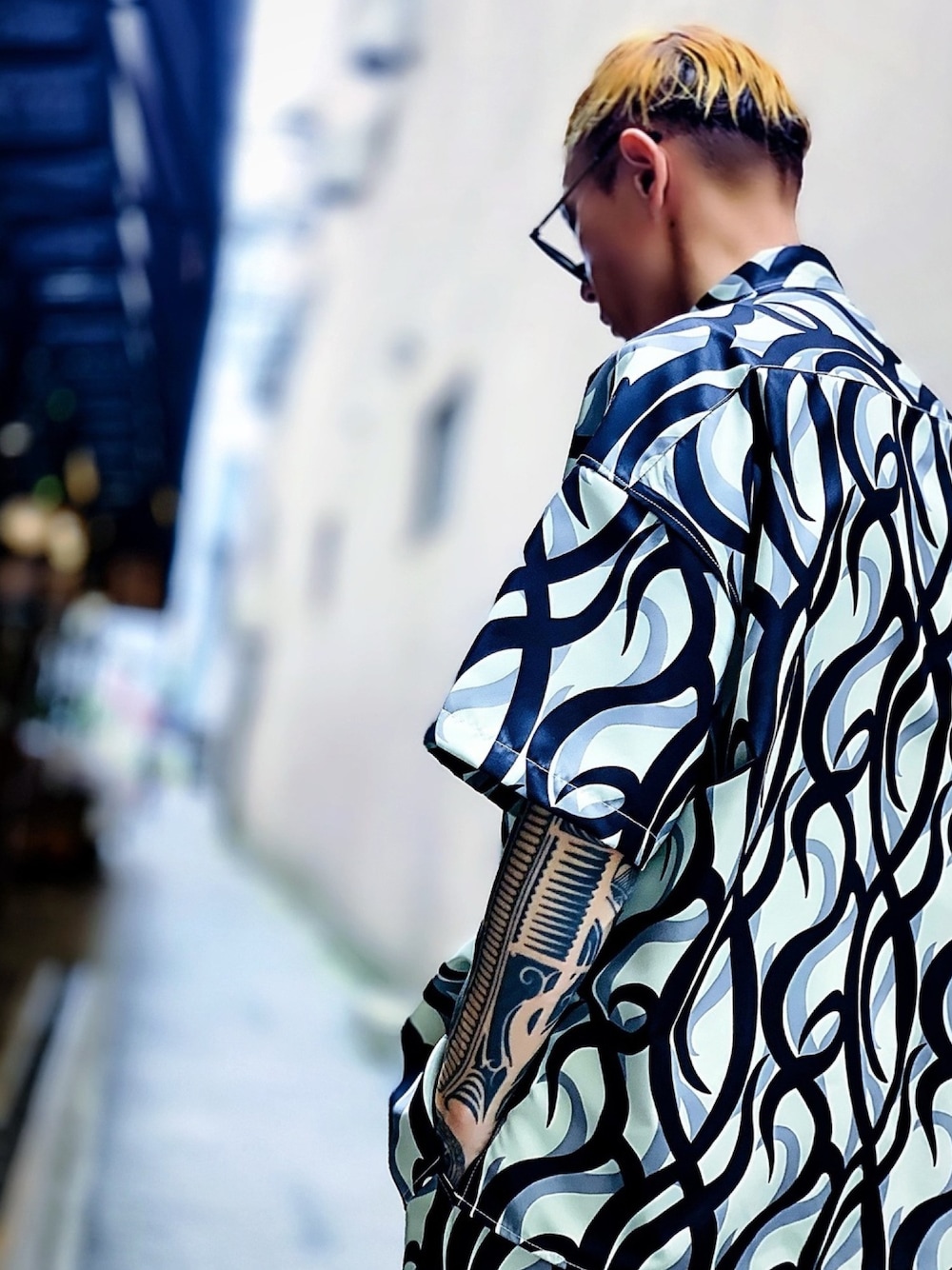 「柄シャツ、柄パンツ、セットアップ、AIVER、CASPER JOHN AIVER、モード、シャツスタイル、モードストリート、おしゃれさんと繋がりたい、ラフ」｜「AIVERのCASPER JOHN AIVER　トライバルカモオーバーショートスリーブシャツ（シャツ/ブラウス、ベージュ系）」を使った、TETUさん（メンズ・174cm）の夏コーディネートの1枚目の写真
