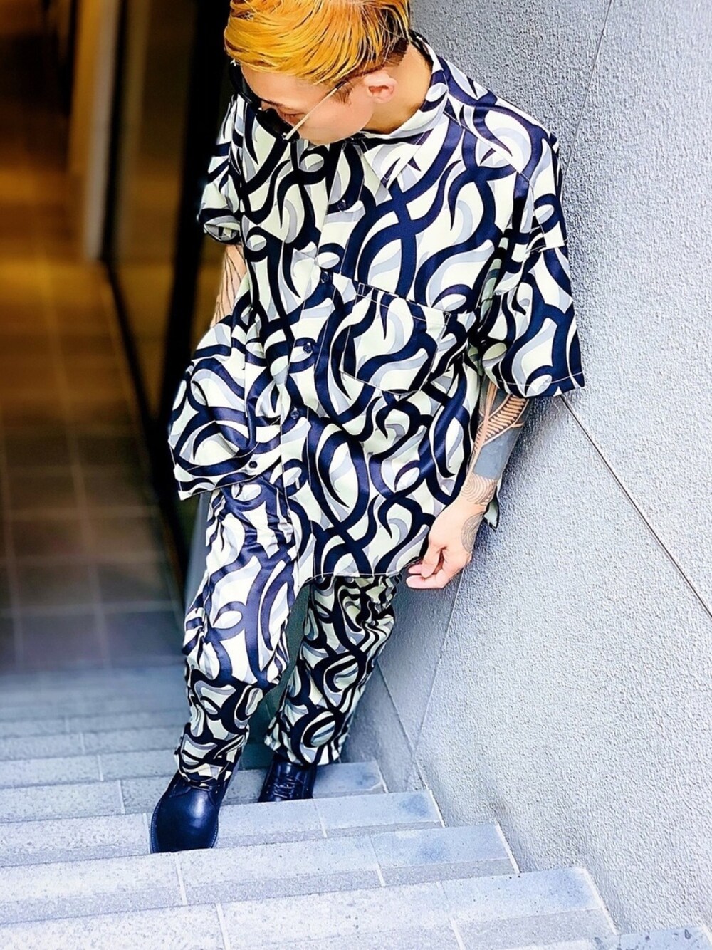 「AIVER、革靴、セットアップ、柄シャツ、柄パンツ、モード、シャツスタイル、CASPER JOHN AIVER、春夏コーデ、おしゃれさんと繋がりたい」｜「AIVERのCASPER JOHN AIVER　トライバルカモオーバーショートスリーブシャツ（シャツ/ブラウス、ベージュ系）」を使った、TETUさん（メンズ・174cm）の夏コーディネートの1枚目の写真