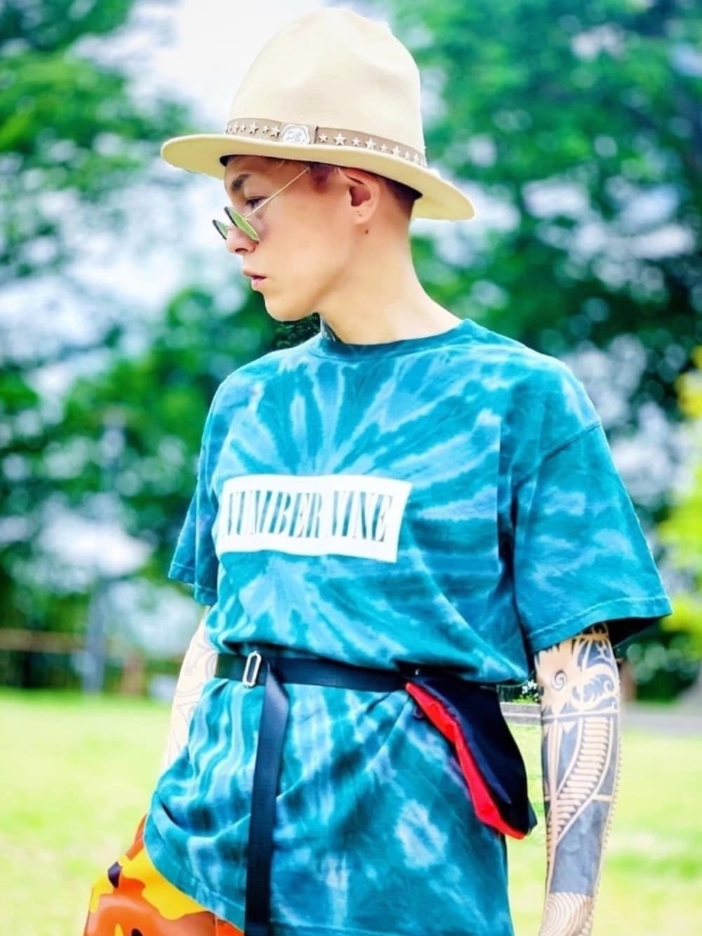「Tシャツ、サコッシュ、ウエストポーチ、タイダイ柄、NUMBER (N)INE、ハット、マウンテンハット、ストリート、ストリートMIX、カモフラ」｜「NUMBER (N)INEの【NUMBER (N)INE】《別注》スパイラル タイダイ ボックスロゴプリント クルーネック Tシャツ（Tシャツ/カットソー、グリーン系）」を使った、TETUさん（メンズ・174cm）の夏コーディネートの1枚目の写真