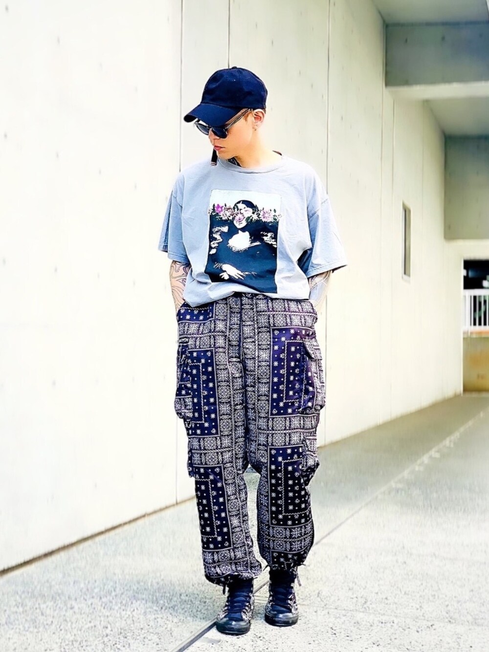 「UNSELDs、オーバーサイズ、バンダナ柄、カーゴパンツ、コンバース、converse、スニーカー、ストリート、タックイン、キャップ」｜「UNSELDsのUNSELDs　立体ポケットカーゴパンツ（カーゴパンツ、ブラック系）」を使った、TETUさん（メンズ・174cm）の夏コーディネートの1枚目の写真