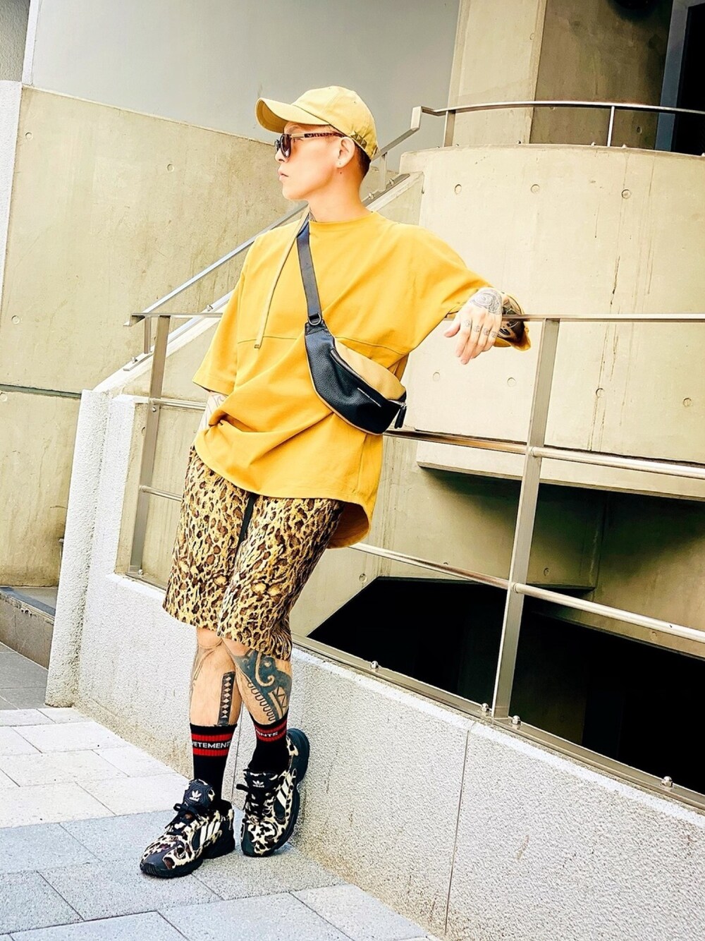 「ウエストポーチ、ハーフパンツ、アニマル、ひょう柄、ベージュ、スニーカー、adidas、ストリート、キャップ、NUMBER (N)INE」｜「NUMBER (N)INEの【NUMBER (N)INE】《別注》アニマルパイル ウエストベルト クライミング ショートパンツ（その他パンツ、その他）」を使った、TETUさん（メンズ・174cm）の夏コーディネートの1枚目の写真