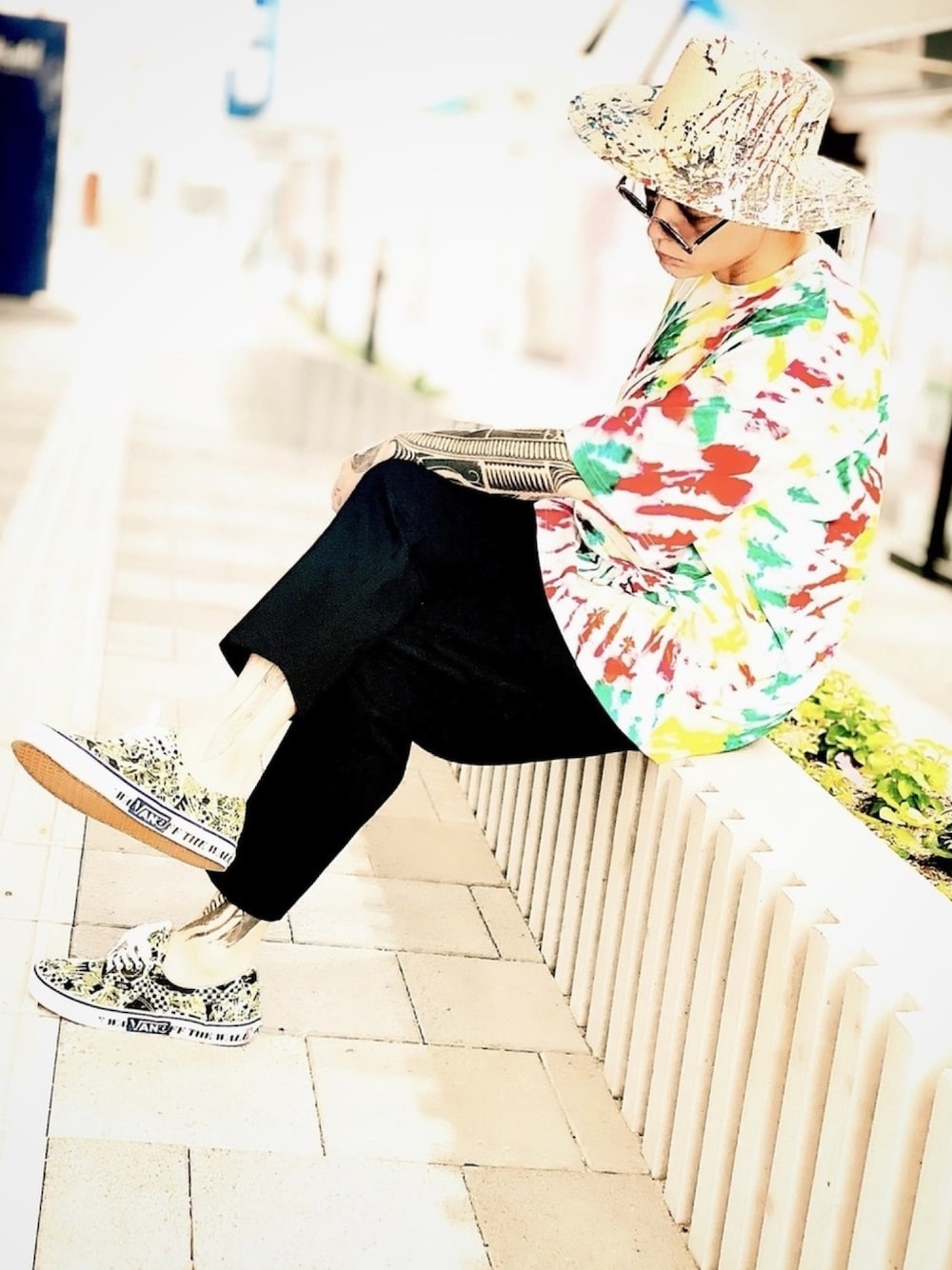 「タイダイ柄、カンカン帽、ハット、アンクルパンツ、サルエルパンツ、スニーカー、VANS、夏、ストリートMIX、Tシャツ」｜「VANSのVANS ヴァンズ ERA エラ VN0A4BV4VXS (Lady Vans) Sharp Green/True White（スニーカー、グリーン系）」を使った、TETUさん（メンズ・174cm）の夏コーディネートの1枚目の写真