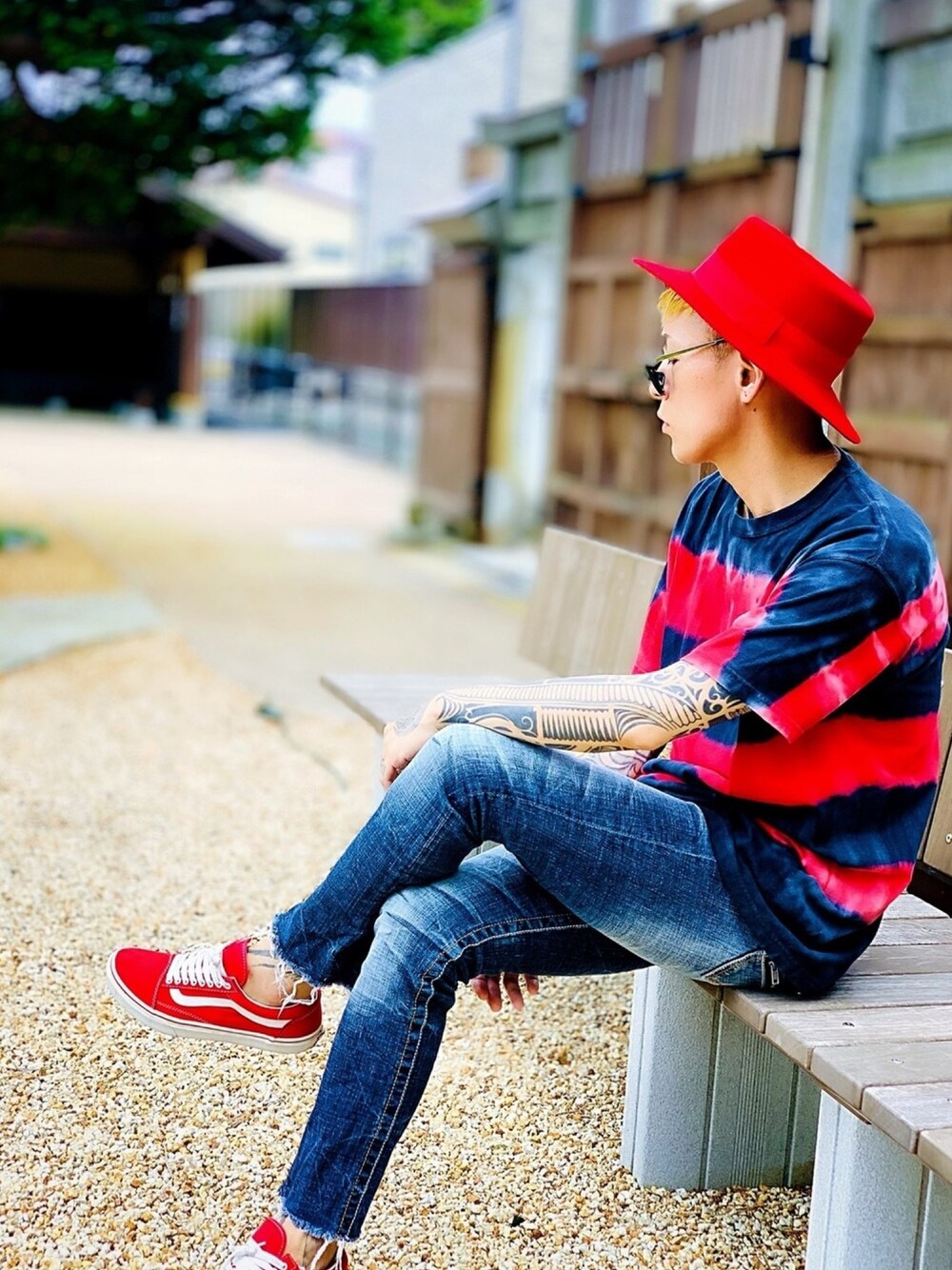 「カンカン帽、デニムパンツ、デニム、スニーカー、VANS、バンズオールドスクール、カットオフデニム、ストリート、ボーダートップス、NUMBER (N)INE」｜「NUMBER (N)INEの【NUMBER (N)INE】《別注》タイダイ ボーダー ボックスロゴ刺繍 クルーネック Tシャツ（Tシャツ/カットソー、レッド系）」を使った、TETUさん（メンズ・174cm）の夏コーディネートの1枚目の写真
