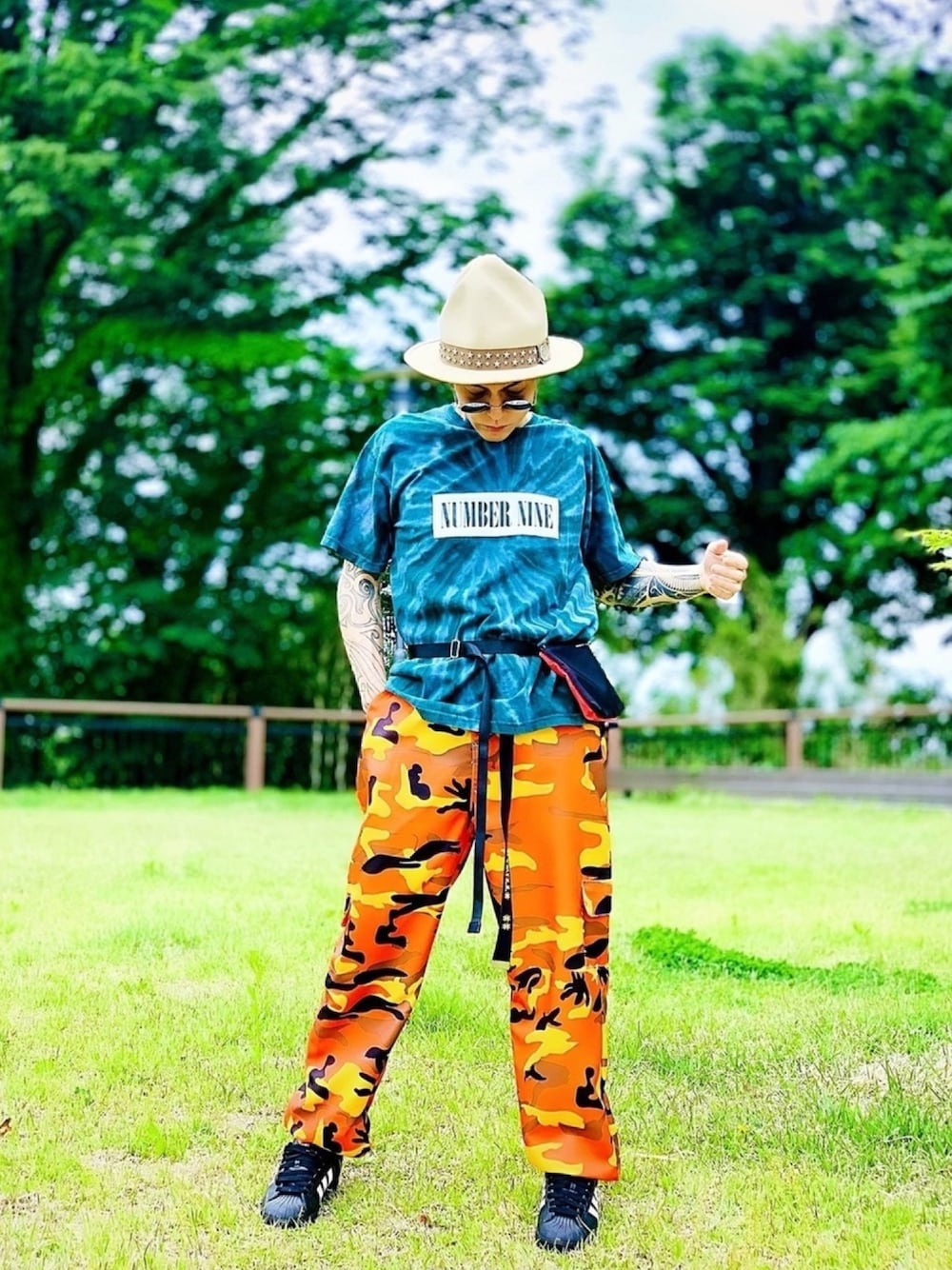 「迷彩、カモフラ、カモフラパンツ、ROTHCO、マウンテンハット、タイダイ柄、NUMBER (N)INE、サコッシュ、ストリート、アディダス」｜「NUMBER (N)INEの【NUMBER (N)INE】《別注》スパイラル タイダイ ボックスロゴプリント クルーネック Tシャツ（Tシャツ/カットソー、グリーン系）」を使った、TETUさん（メンズ・174cm）の夏コーディネートの1枚目の写真