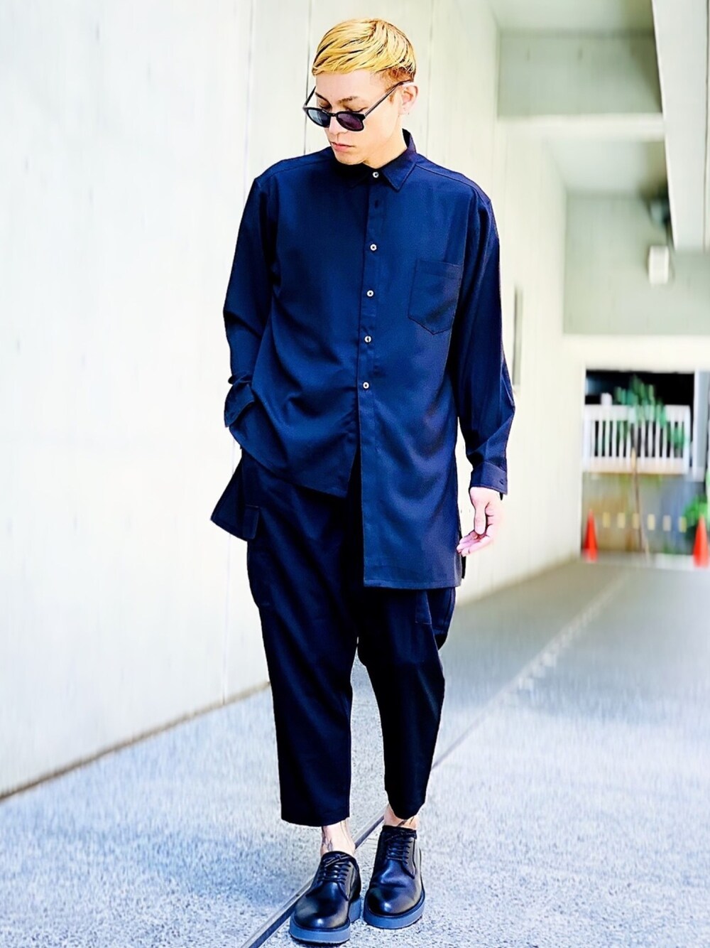 「モード、オールブラック、黒コーデ、シャツスタイル、アンクルパンツ、革靴、カーゴパンツ、シンプル、not conventional、ブラック」｜「JUNREDのＴＲアンクルカーゴパンツ（カーゴパンツ、ブラック系）」を使った、TETUさん（メンズ・174cm）の夏コーディネートの1枚目の写真