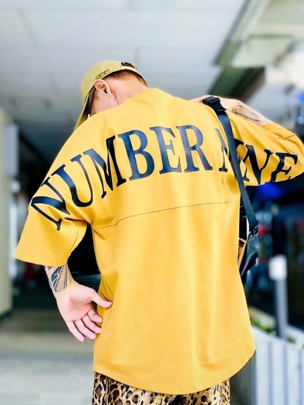 「バックスタイル、オーバーサイズ、ビッグシルエット、ベージュ、ハーフパンツ、ひょう柄、NUMBER (N)INE、ウエストポーチ、ストリート、イエロー」｜「NUMBER (N)INEの【NUMBER (N)INE】《別注》ビッグシルエット ロゴ バックプリント ハーフスリーブ クルーネック Tシャツ（Tシャツ/カットソー、イエロー系）」を使った、TETUさん（メンズ・174cm）の夏コーディネートの1枚目の写真