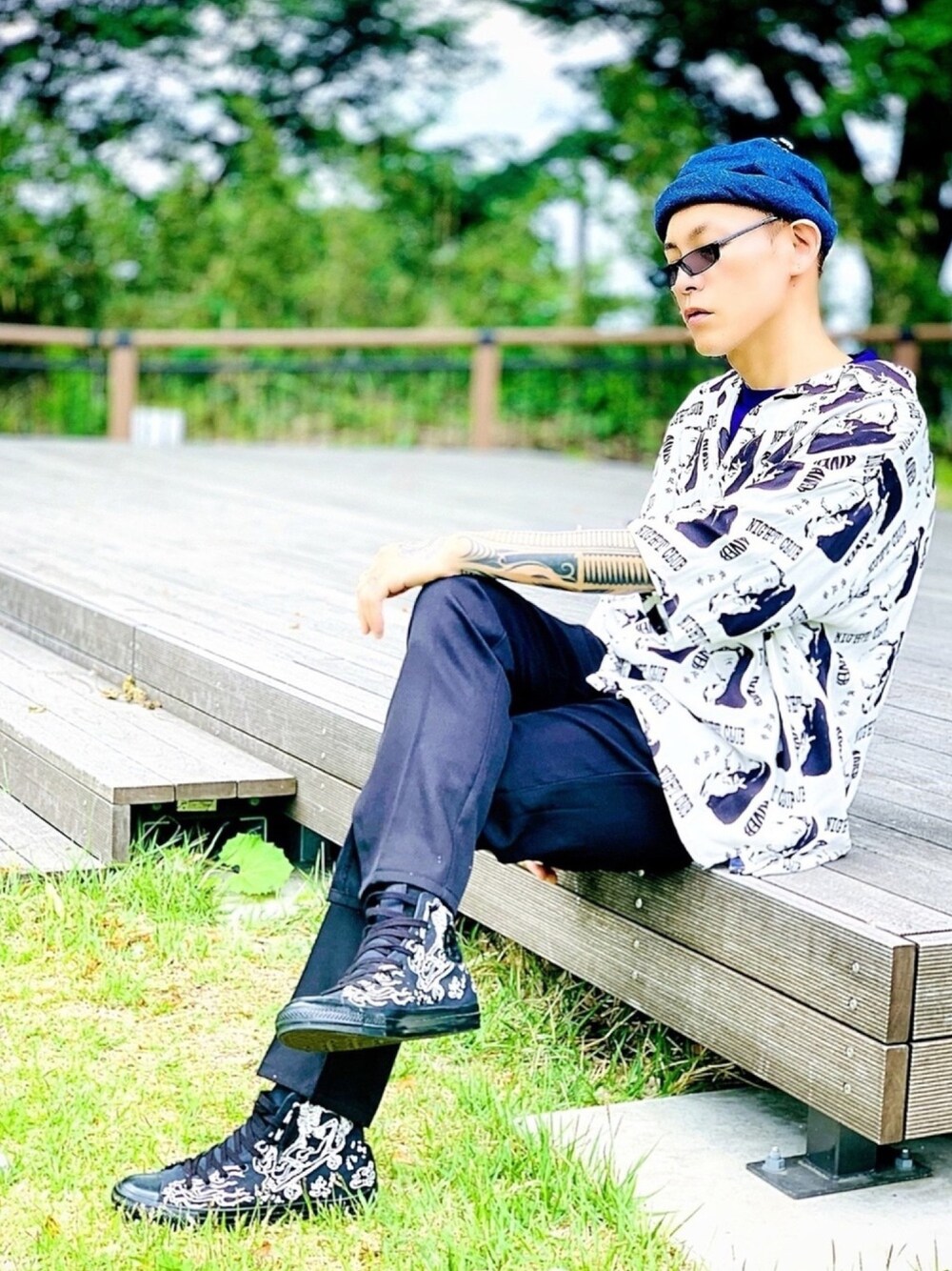 「柄シャツ、フレアパンツ、ロールキャップ、ハイカットスニーカー、converse、コンバース、シャツスタイル、AIVER、CASPER JOHN AIVER、シャツ好き集まれ」｜「CONVERSEのWEB限定 CONVERSE/コンバース AS USｽｶﾙｽｹｰﾀｰHI/オールスター US スカルスケイターHI/31302110（スニーカー、ブラック系）」を使った、TETUさん（メンズ・174cm）の夏コーディネートの1枚目の写真