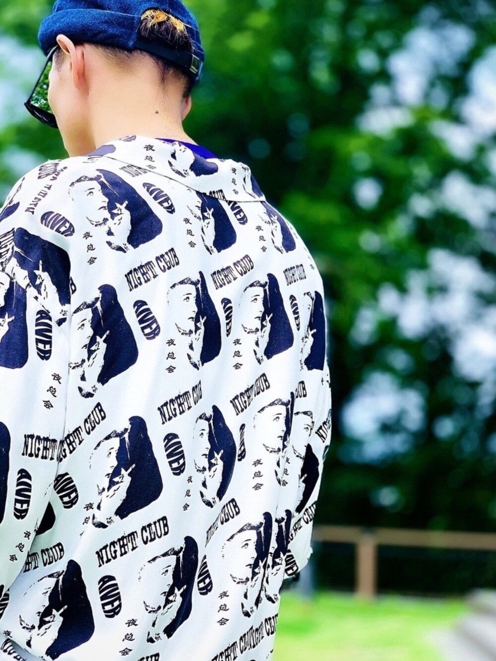 「柄シャツ、シャツスタイル、CASPER JOHN AIVER、AIVER、夏コーデ、ロールキャップ、シャツ好き集まれ、モード、モノトーン、シャツ」｜「AIVERのCASPER JOHN AIVER　YAKAI RAYON BIG SHIRT（シャツ/ブラウス、ブラック系）」を使った、TETUさん（メンズ・174cm）の夏コーディネートの1枚目の写真