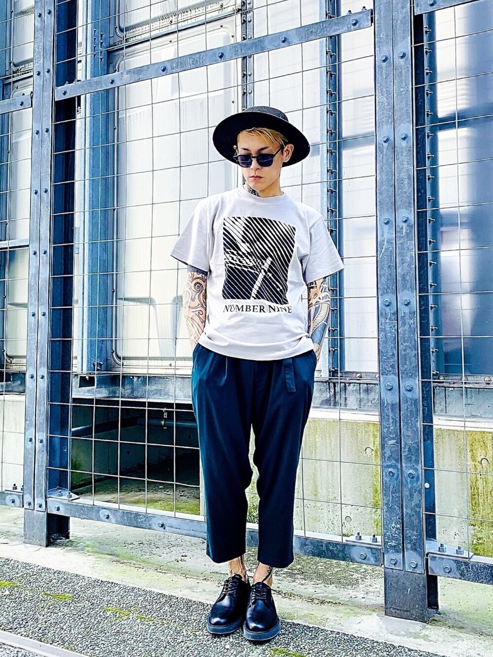 「ハット、グラフィック、グラフィックＴ、NUMBER (N)INE、アンクルパンツ、革靴、シンプルコーデ、夏コーデ、Tシャツ、ラフスタイル」｜「NUMBER (N)INEの【NUMBER (N)INE】《別注》スラッシュ フォト プリント クルーネック Tシャツ（Tシャツ/カットソー、グレー系）」を使った、TETUさん（メンズ・174cm）の夏コーディネートの1枚目の写真