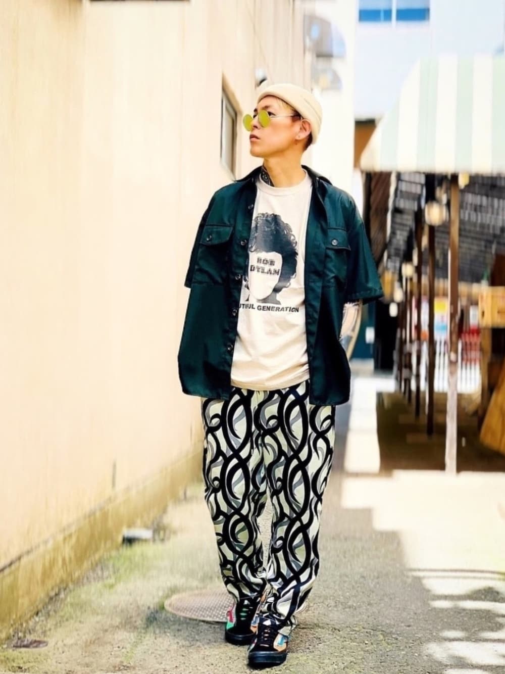 「グラフィックＴ、NUMBER (N)INE、柄パンツ、AIVER、ロールキャップ、スニーカー、VANS、オーバーサイズ、Tシャツ、ベージュ」｜「NUMBER (N)INEの【NUMBER (N)INE】《別注》ヒューマンフェイス モザイクロゴ プリント クルーネック Tシャツ（Tシャツ/カットソー、ベージュ系）」を使った、TETUさん（メンズ・174cm）の夏コーディネートの1枚目の写真