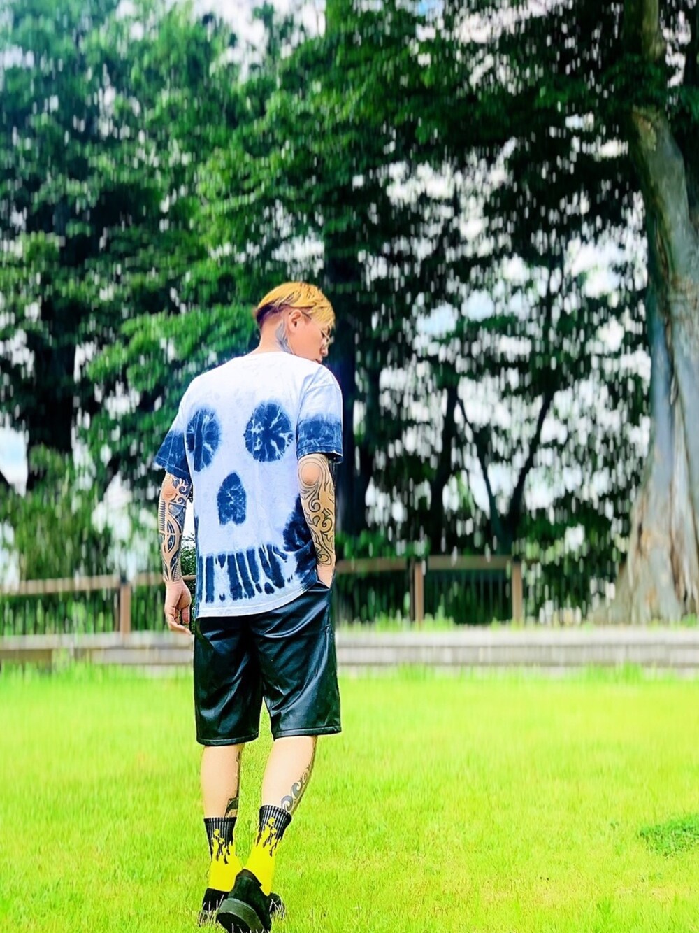 「ハーフパンツ、レザー、ソックス、ラバーソール、GEORGE COX、タイダイ柄、スカル、NUMBER (N)INE、ストリート、ストリートMIX」｜「NUMBER (N)INEの【NUMBER (N)INE】《別注》“アーカイブ復刻” スカル タイダイ染め ビッグTシャツ（Tシャツ/カットソー、ホワイト系）」を使った、TETUさん（メンズ・174cm）の夏コーディネートの1枚目の写真