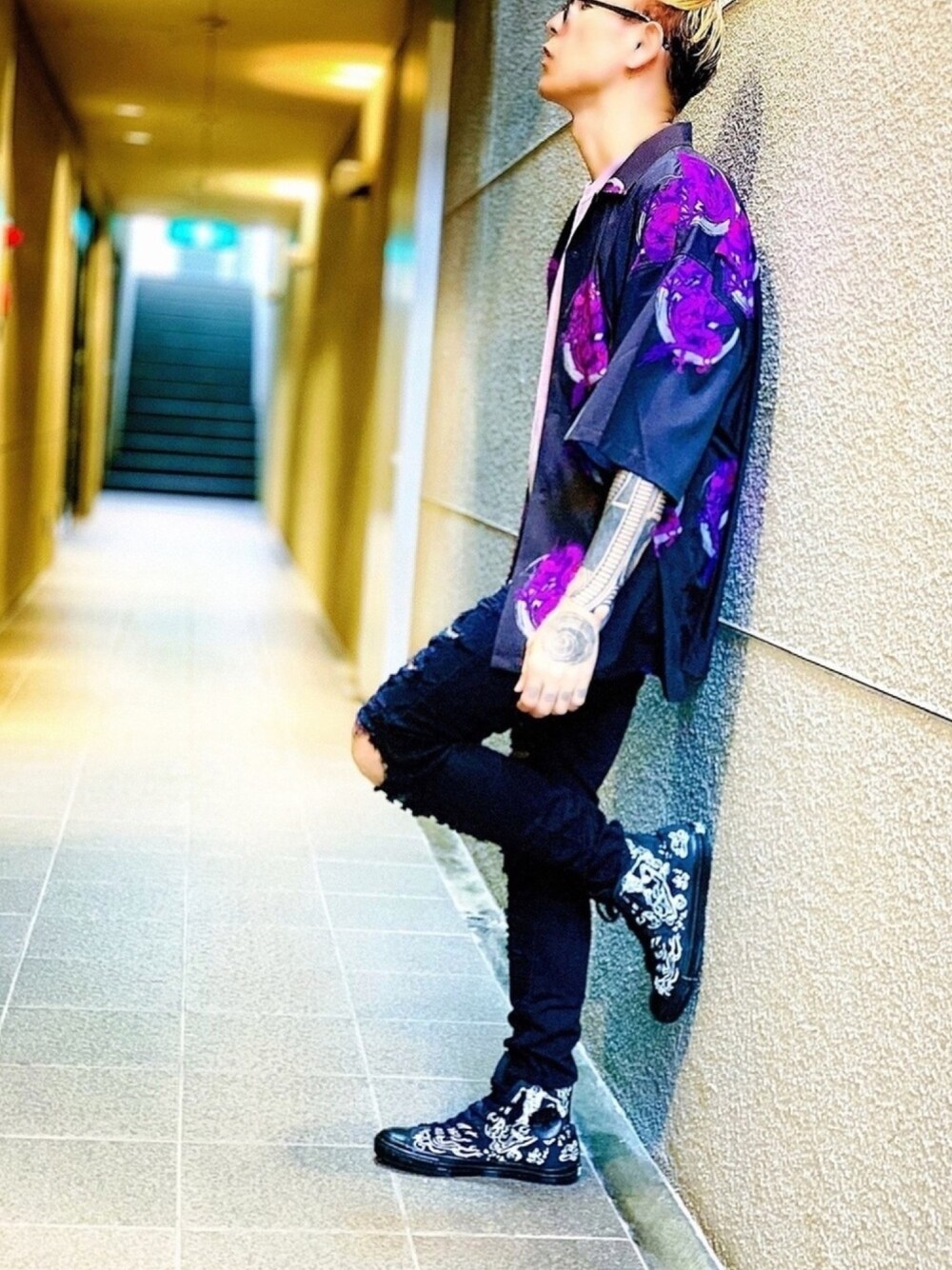 「AIVER、柄シャツ、CASPER JOHN AIVER、オーバーサイズ、スニーカーコーデ、黒スキニー、ブラックデニム、コンバース、converse、シャツ好き集まれ」｜「CONVERSEのWEB限定 CONVERSE/コンバース AS USｽｶﾙｽｹｰﾀｰHI/オールスター US スカルスケイターHI/31302110（スニーカー、ブラック系）」を使った、TETUさん（メンズ・174cm）の夏コーディネートの1枚目の写真