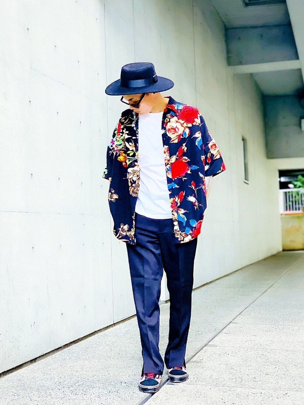 「VANS、柄シャツ、AIVER、UNSELDs、カンカン帽、ハット、フレアパンツ、シャツ好き集まれ、モード、ストリート」｜「UNSELDsのUNSELDs　ダブルフラワーS/Sシャツ（シャツ/ブラウス、ブラック系）」を使った、TETUさん（メンズ・174cm）の夏コーディネートの1枚目の写真