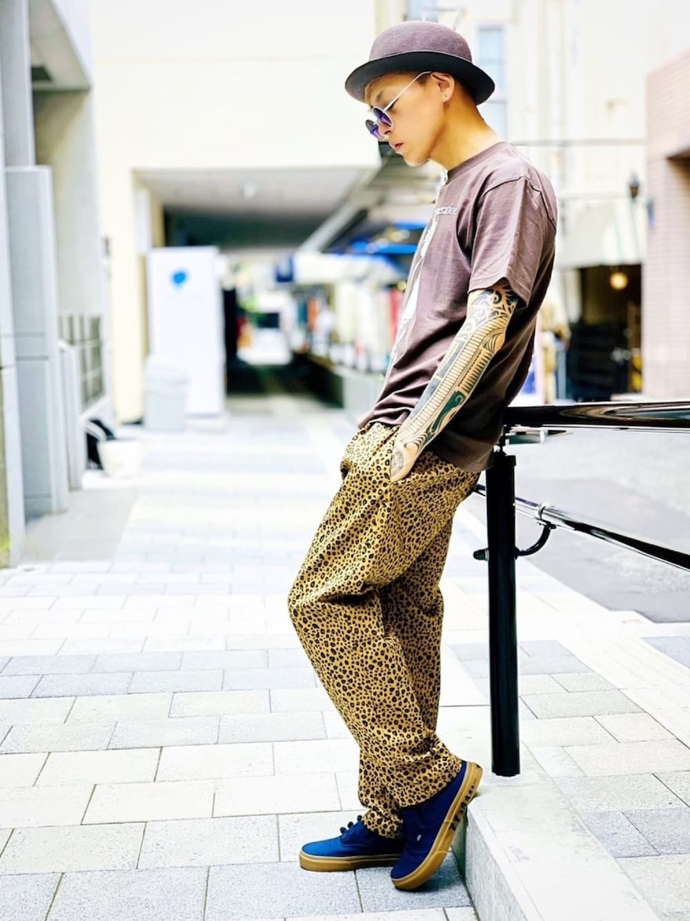 「ボーラーハット、ハット、シェフパンツ、ひょう柄、柄パンツ、スニーカー、VANS、ラフ、グラフィックＴ、NUMBER (N)INE」｜「NUMBER (N)INEの【NUMBER (N)INE】《別注》プロフィール ロゴコラージュ プリント クルーネック Tシャツ（Tシャツ/カットソー、グレー系）」を使った、TETUさん（メンズ・174cm）の夏コーディネートの1枚目の写真