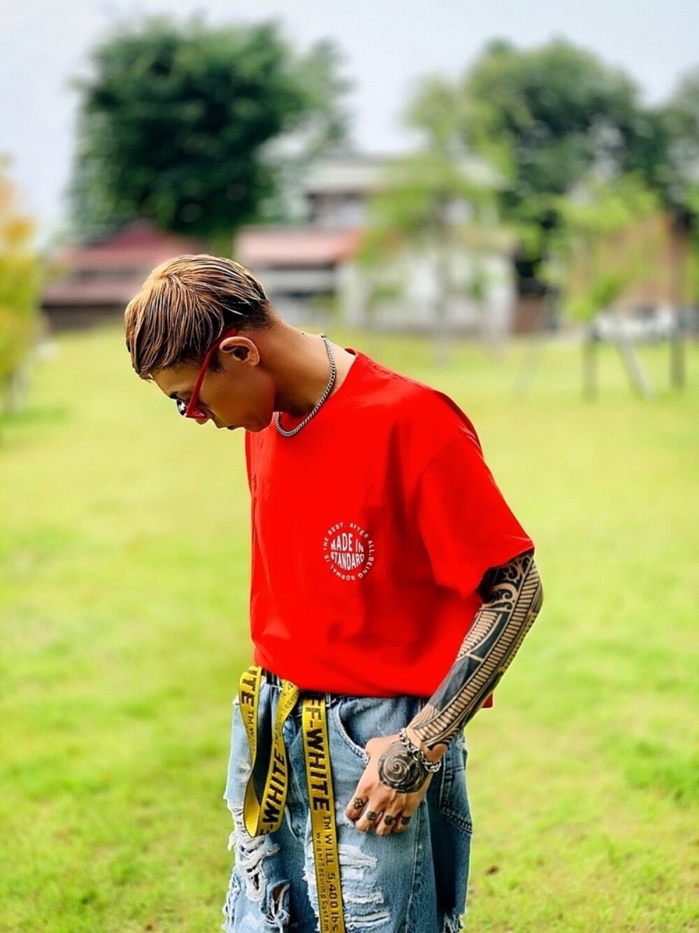 「LION HEART(LION HEART)、LHME、シルバーアクセサリー、ネックレス、ブレスレット、Tシャツ、タックイン、off white、デニムパンツ、ワイドデニム」｜「LHMEのLHME WEB限定 リンクチェーンラージネックレス/サージカルステンレス（ネックレス、その他）」を使った、TETUさん（メンズ・174cm）の夏コーディネートの1枚目の写真