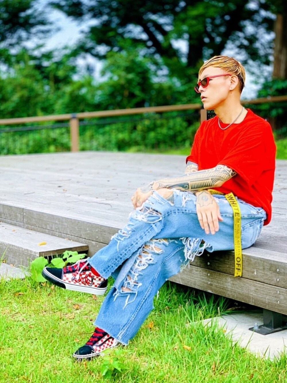 「LION HEART(LION HEART)、LHME、シルバーアクセサリー、ネックレス、ブレスレット、ワイドデニム、クラッシュデニム、スニーカー、VANS、ストリート」｜「LHMEのLHME WEB限定 リンクチェーンブレスレット/サージカルステンレス（ブレスレット、その他）」を使った、TETUさん（メンズ・174cm）の夏コーディネートの1枚目の写真