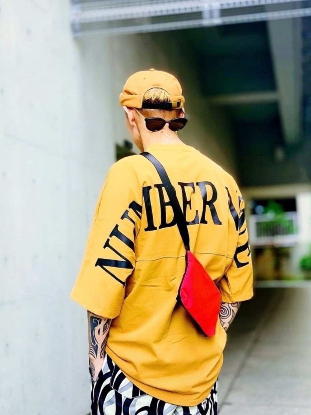 「ビックシルエット、オーバーサイズ、ベージュ、ロールキャップ、サングラス、サコッシュ、NUMBER (N)INE、バックプリント、バックスタイル、ストリート」｜「NUMBER (N)INEの【NUMBER (N)INE】《別注》ビッグシルエット ロゴ バックプリント ハーフスリーブ クルーネック Tシャツ（Tシャツ/カットソー、イエロー系）」を使った、TETUさん（メンズ・174cm）の夏コーディネートの1枚目の写真