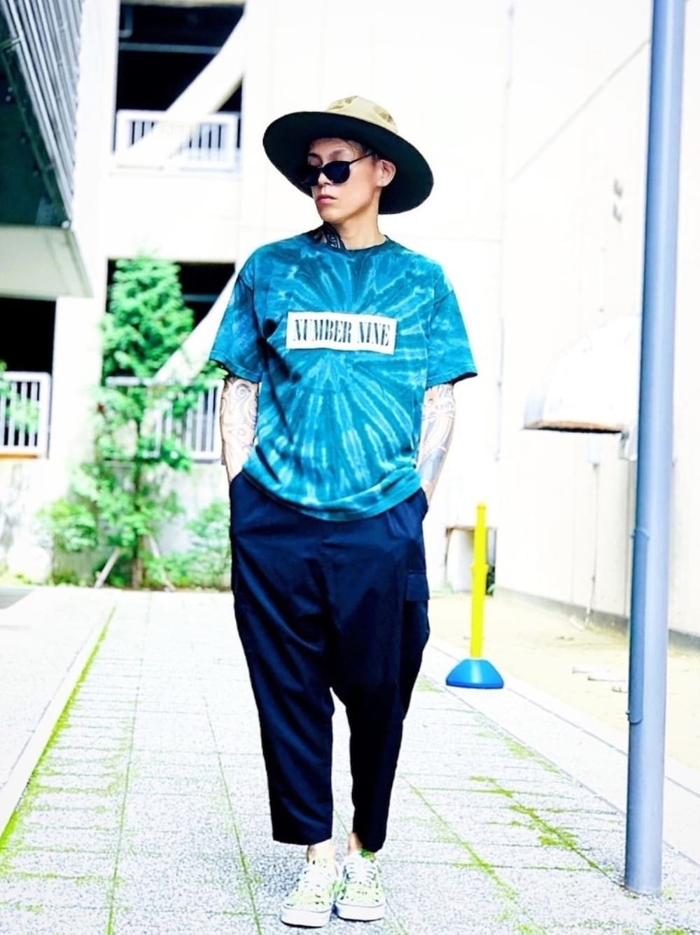 「スラックス、カーゴパンツ、アンクルパンツ、サルエルパンツ、ハット、タイダイ柄、NUMBER (N)INE、スニーカー、ボックスロゴ、グリーン」｜「NUMBER (N)INEの【NUMBER (N)INE】《別注》スパイラル タイダイ ボックスロゴプリント クルーネック Tシャツ（Tシャツ/カットソー、グリーン系）」を使った、TETUさん（メンズ・174cm）の夏コーディネートの1枚目の写真