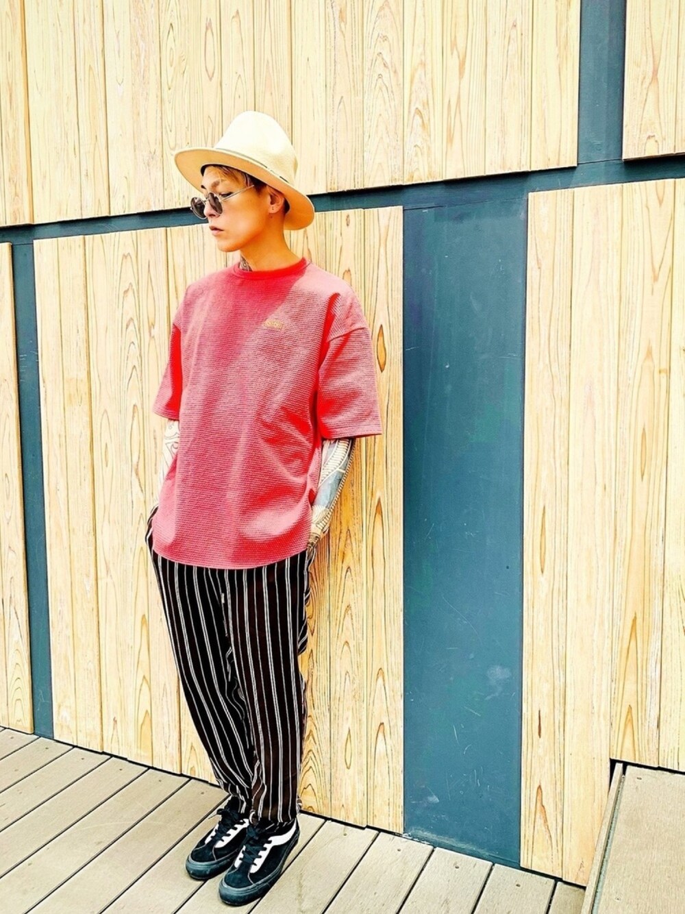 「オーバーサイズ、NUMBER (N)INE、マウンテンハット、ストライプパンツ、スニーカー、VANS、大人カジュアル、サマースタイル、ハット、オトナカジュアル」｜「NUMBER (N)INEの【NUMBER (N)INE】《別注》ビッグシルエット ヘビーワッフル ボックスロゴ刺繍 ラウンドカット クルーネック Tシャツ（Tシャツ/カットソー、レッド系）」を使った、TETUさん（メンズ・174cm）の夏コーディネートの1枚目の写真