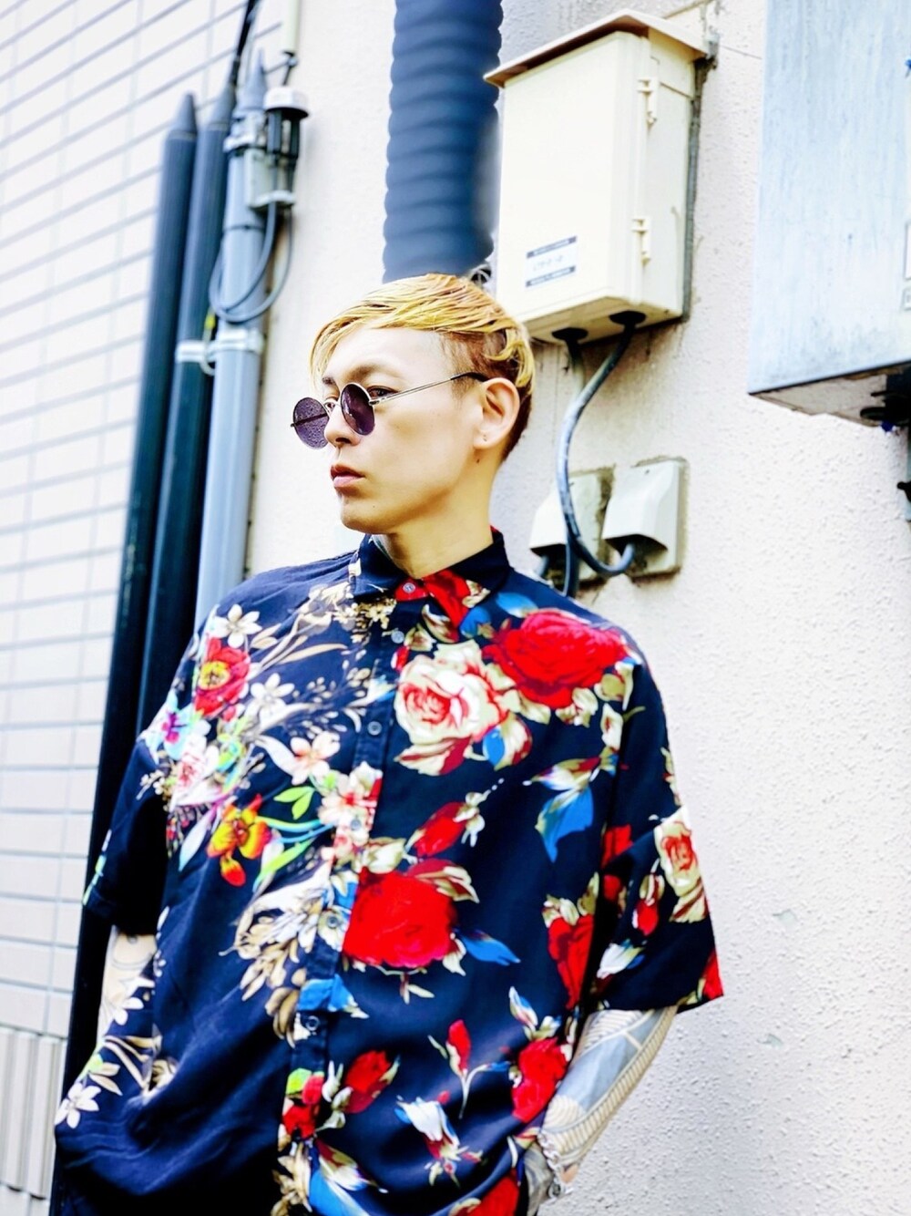 「柄シャツ、シャツスタイル、シャツ、UNSELDs、シルバーアクセサリー、ブレスレット、LHME、LION HEART(LION HEART)、モードストリート、サングラス」｜「UNSELDsのUNSELDs　ダブルフラワーS/Sシャツ（シャツ/ブラウス、ブラック系）」を使った、TETUさん（メンズ・174cm）の夏コーディネートの1枚目の写真