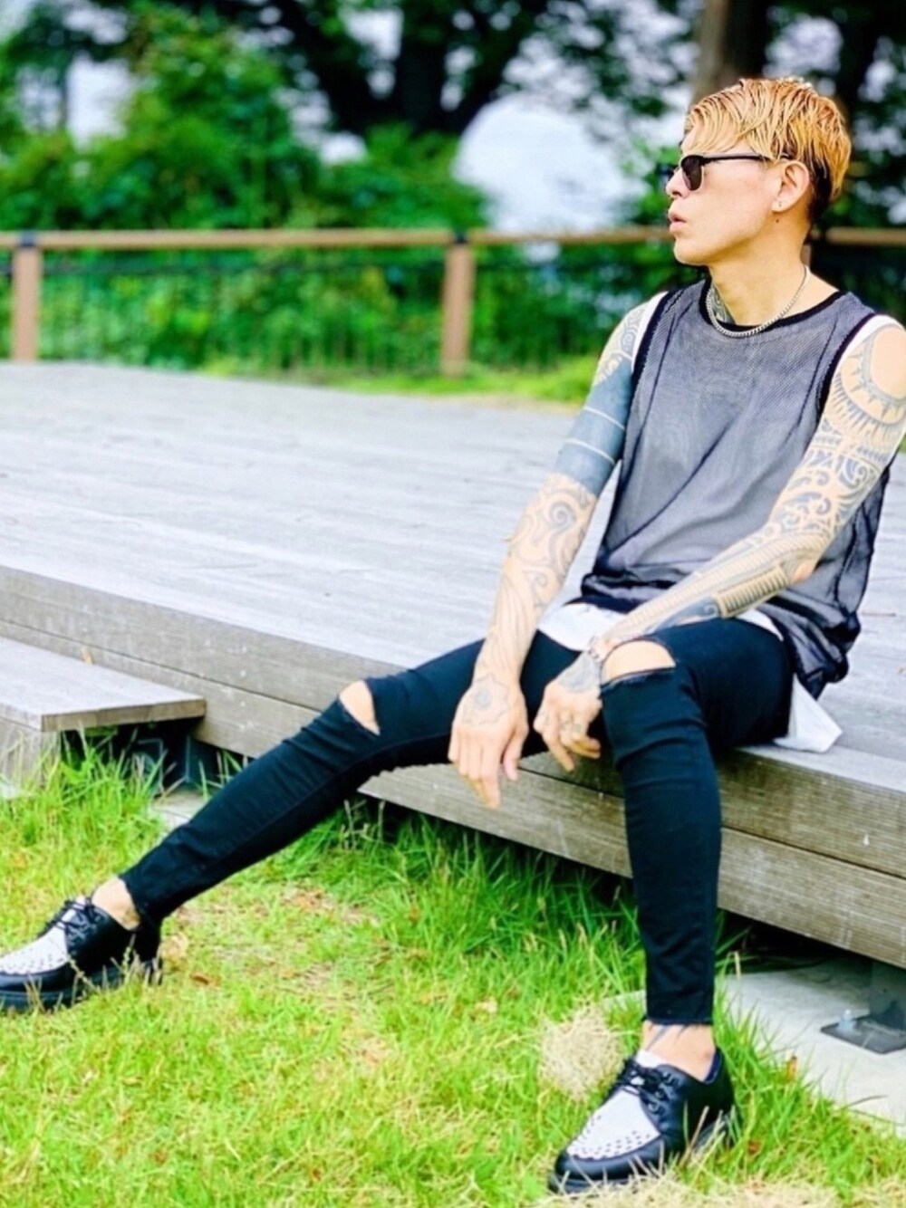 「ノースリーブ、レイヤードスタイル、タンクトップ、黒スキニー、Dr.Martens、ドレスシューズ、モノトーン、シルバーアクセサリー、LHME、ストリート」｜「AZUL by moussyのリップドカラースキニーパンツ（その他パンツ、ブラック系）」を使った、TETUさん（メンズ・174cm）の夏コーディネートの1枚目の写真