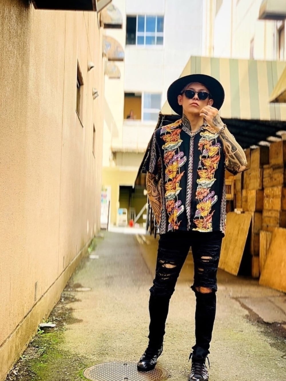 「ブラックデニム、カンカン帽、柄シャツ、オープンカラーシャツ、アロハシャツ、スニーカー、コンバース、シルバーアクセサリー、LHME、LION HEART(LION HEART)」｜「ALOHAの🌴🌺🌊✨（シャツ/ブラウス、その他）」を使った、TETUさん（メンズ・174cm）の夏コーディネートの1枚目の写真