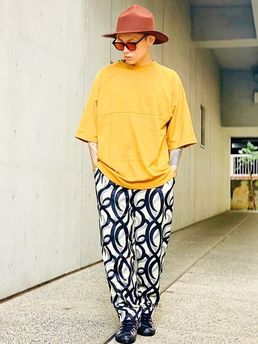 「柄パンツ、CASPER JOHN AIVER、AIVER、ハット、マウンテンハット、オーバーサイズ、NUMBER (N)INE、スニーカー、コンバース、converse」｜「AIVERのCASPER JOHN AIVER　トライバルカモドローコードイージーパンツ（その他パンツ、ベージュ系）」を使った、TETUさん（メンズ・174cm）の夏コーディネートの1枚目の写真