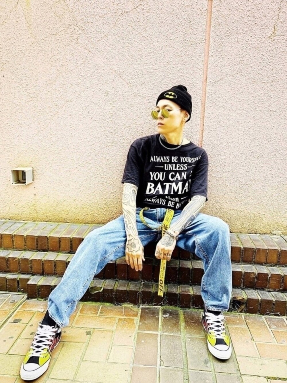 「ニット帽、off white、デニムパンツ、Levi's、コンバース、ストリート、タックイン、シルバーアクセサリー、LHME、LION HEART(LION HEART)」｜「Levi'sの【WEB限定】550(TM)リラックスフィット LIGHT（デニムパンツ、ブルー系）」を使った、TETUさん（メンズ・174cm）の夏コーディネートの1枚目の写真