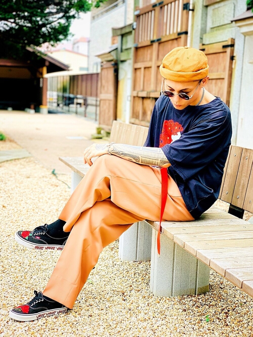 「ワイドパンツ、オレンジ、スラックスパンツ、ロールキャップ、スニーカー、VANS、シルバーアクセサリー、LHME、LION HEART(LION HEART)、オーバーサイズ」｜「PUBLIC EYESのビッグシルエットカットソー ビッグシルエットドロップショルダーTシャツ ビッグTシャツ（Tシャツ/カットソー、ブラック系）」を使った、TETUさん（メンズ・174cm）の夏コーディネートの1枚目の写真