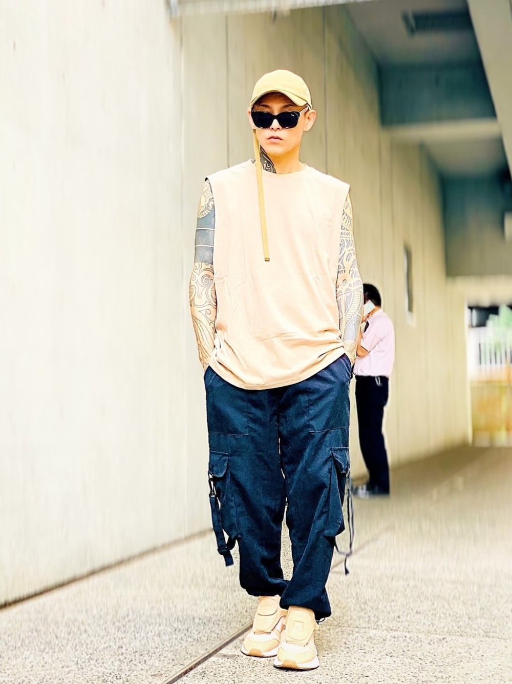 「ノースリーブ、タンクトップ、スニーカー、adidas、キャップ、ベージュ、ストリート、カーゴパンツ、street、CASPER JOHN AIVER」｜「AIVERのCASPER JOHN AIVER　SOLID CUTOFF N/S TEE（Tシャツ/カットソー、ベージュ系）」を使った、TETUさん（メンズ・174cm）の夏コーディネートの1枚目の写真