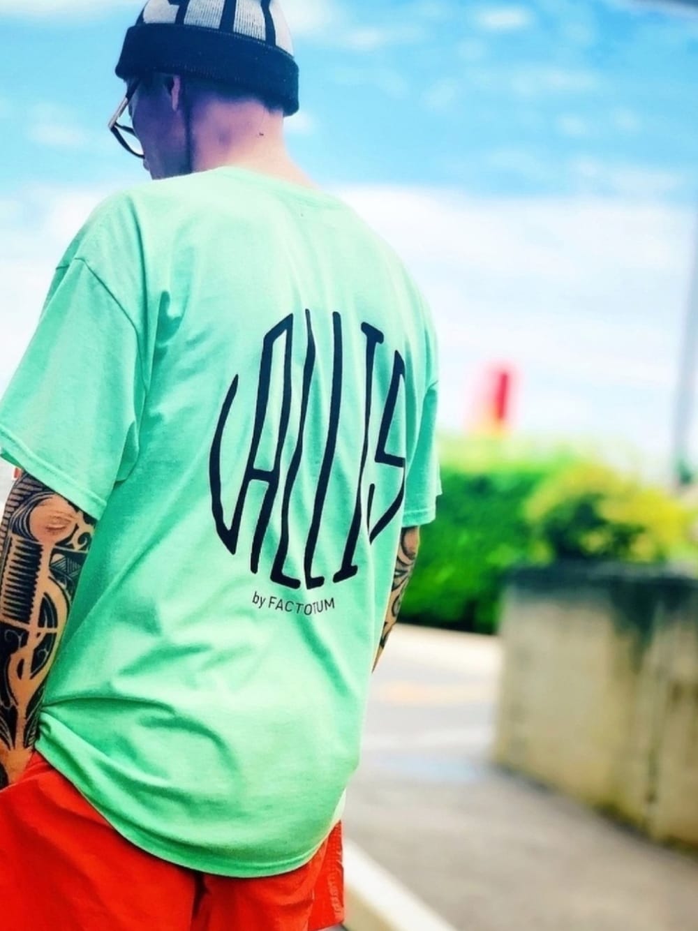 「夏、ラフ、VALLIS by FACTOTUM、ビックT、ニット帽、ハーフパンツ、パステルカラー、ストリート、ビッグシルエット、ライムグリーン」｜「VALLIS by FACTOTUMの【VALLIS by FACTOTUM】《別注》サークルロゴ バックプリント リラックスフィット クルーネックTシャツ（Tシャツ/カットソー、グリーン系）」を使った、TETUさん（メンズ・174cm）の夏コーディネートの1枚目の写真
