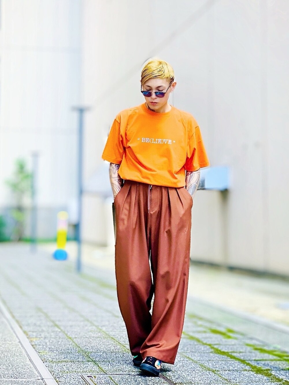 「bias、オレンジ、ワイドパンツ、NUMBER (N)INE、タックイン、シンプル、スニーカー、VANS、オーバーサイズ、ビッグシルエット」｜「BIASの【BIAS】《WEB限定》“BE(LIE)VE”クルーネックTシャツ（Tシャツ/カットソー、オレンジ系）」を使った、TETUさん（メンズ・174cm）の夏コーディネートの1枚目の写真