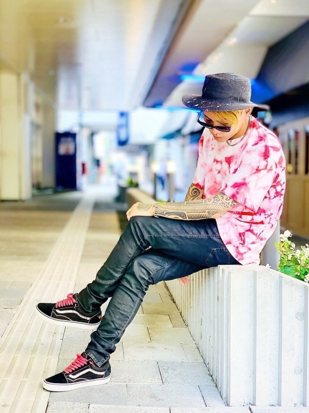 「ブラックデニム、スニーカー、VANS、カンカン帽、タイダイ柄、ストリート、シルバーアクセサリー、ブレスレット、ネックレス、LHME」｜「LHMEのLHME WEB限定 リンクチェーンブレスレット/サージカルステンレス（ブレスレット、その他）」を使った、TETUさん（メンズ・174cm）の夏コーディネートの1枚目の写真