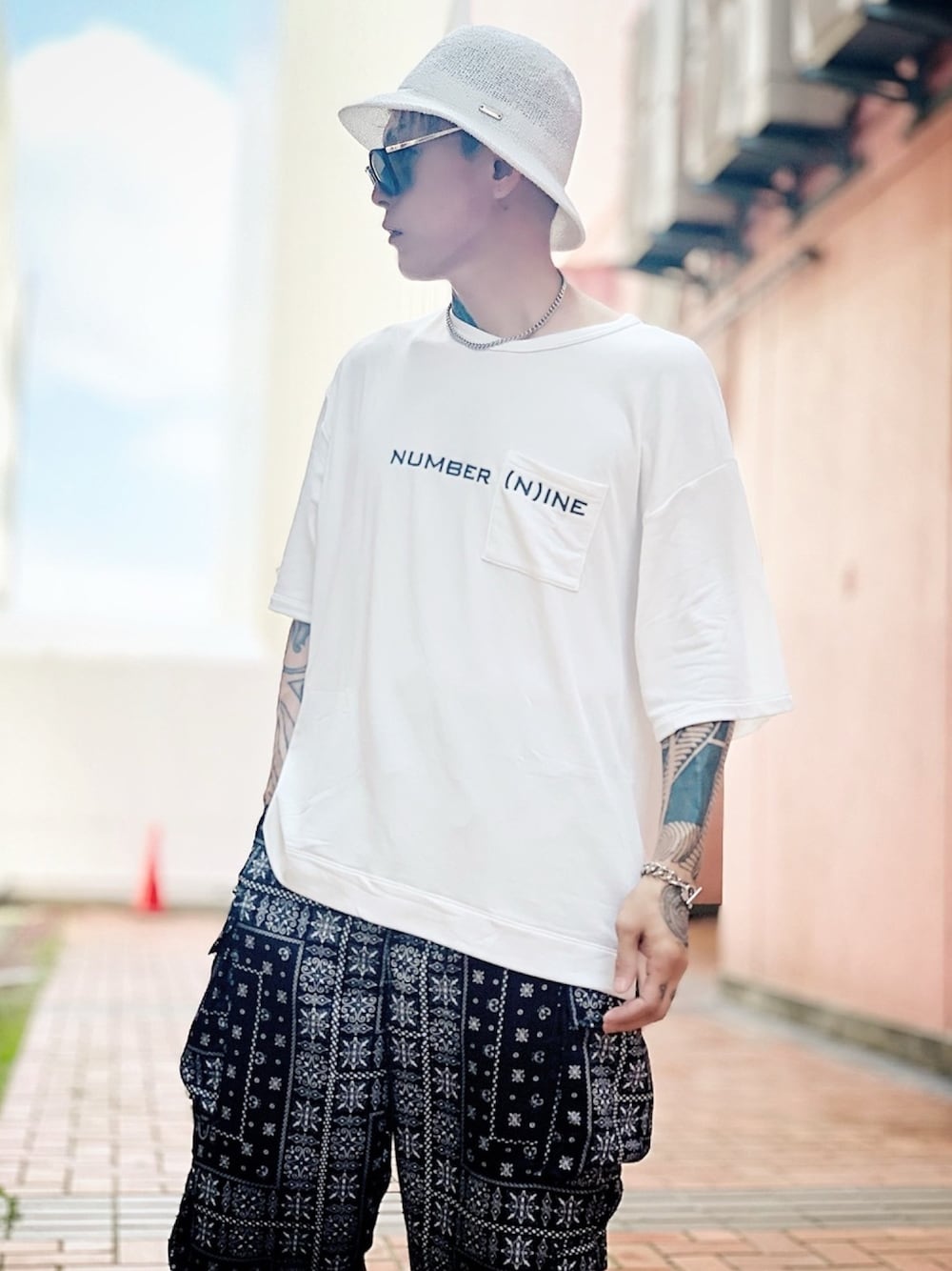 「オーバーサイズ、ビッグシルエット、ポケットＴシャツ、バケットハット、カーゴパンツ、バンダナ柄、シルバーアクセサリー、ネックレス、ブレスレット、LHME」｜「NUMBER (N)INEの【NUMBER (N)INE】《別注》シャイニーナイロン ライトスウェット ビッグシルエット ロゴ刺繍 ポケット クルーネック Tシャツ（Tシャツ/カットソー、ホワイト系）」を使った、TETUさん（メンズ・174cm）の夏コーディネートの1枚目の写真