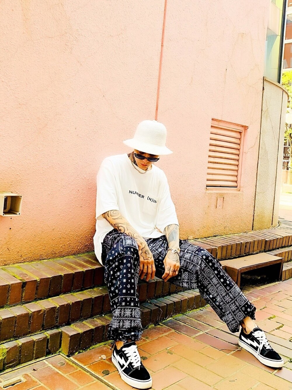「カーゴパンツ、バンダナ柄、バケットハット、ポケットＴシャツ、ストリート、シルバーアクセサリー、ブレスレット、ネックレス、LION HEART(LION HEART)、LHME」｜「NUMBER (N)INEの【NUMBER (N)INE】《別注》シャイニーナイロン ライトスウェット ビッグシルエット ロゴ刺繍 ポケット クルーネック Tシャツ（Tシャツ/カットソー、ホワイト系）」を使った、TETUさん（メンズ・174cm）の夏コーディネートの1枚目の写真