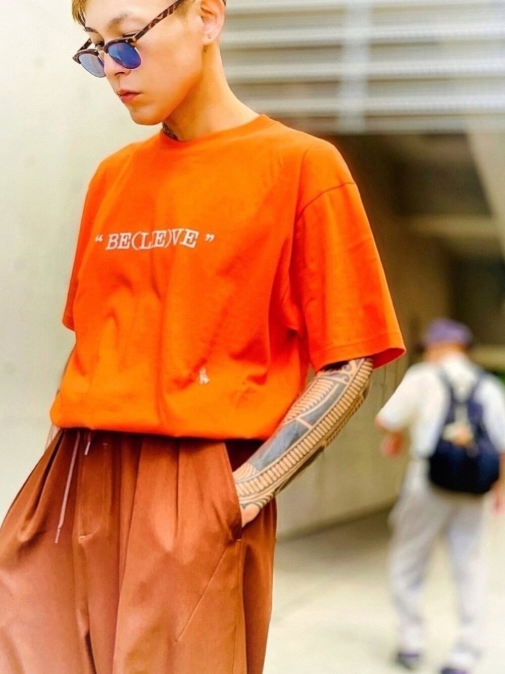 「オレンジ、ブラウン、ワイドパンツ、NUMBER (N)INE、Tシャツ、カットソー、サングラス、bias、タトゥー、tattoo」｜「BIASの【BIAS】《WEB限定》“BE(LIE)VE”クルーネックTシャツ（Tシャツ/カットソー、オレンジ系）」を使った、TETUさん（メンズ・174cm）の夏コーディネートの1枚目の写真
