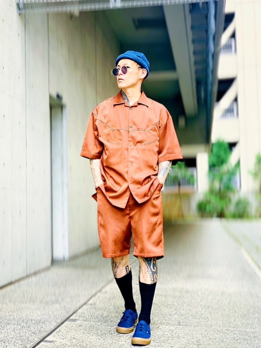 「NUMBER (N)INE、ウエスタンシャツ、ハーフパンツ、ブラウン、セットアップ、ソックス、スニーカー、VANS、ロールキャップ、ストリート」｜「NUMBER (N)INEの【NUMBER (N)INE】《別注》アンティークサテン ウエスタンパイピング オープンカラーシャツ（シャツ/ブラウス、ブラウン系）」を使った、TETUさん（メンズ・174cm）の秋コーディネートの1枚目の写真