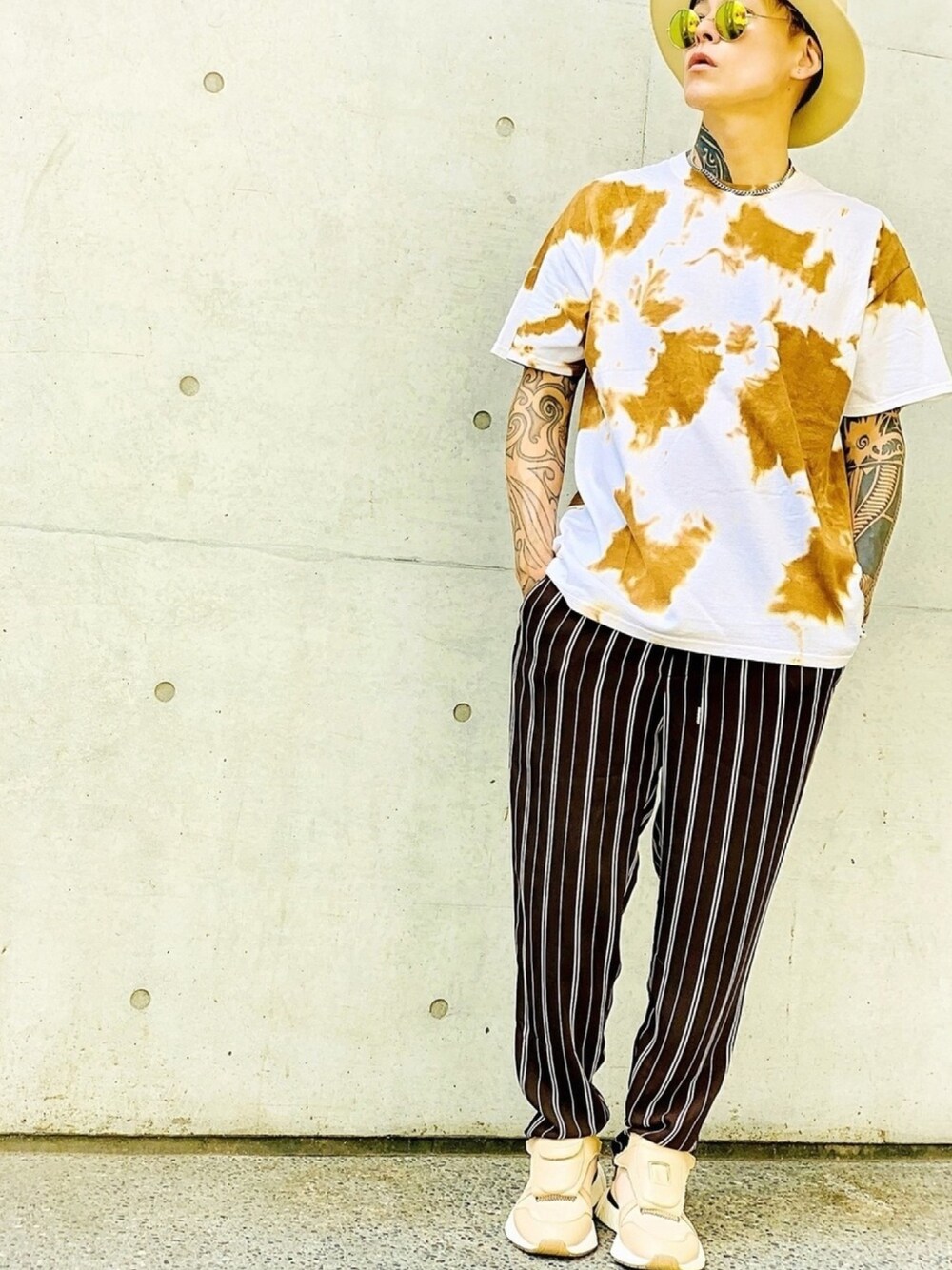 「シェフパンツ、ストライプパンツ、スニーカー、adidas、マウンテンハット、ベージュ、ブラウン、タイダイ柄、made in standard、LHME」｜「WEGOのWEGO/ストライプイージーパンツ（スラックス、ブラウン系）」を使った、TETUさん（メンズ・174cm）の秋コーディネートの1枚目の写真