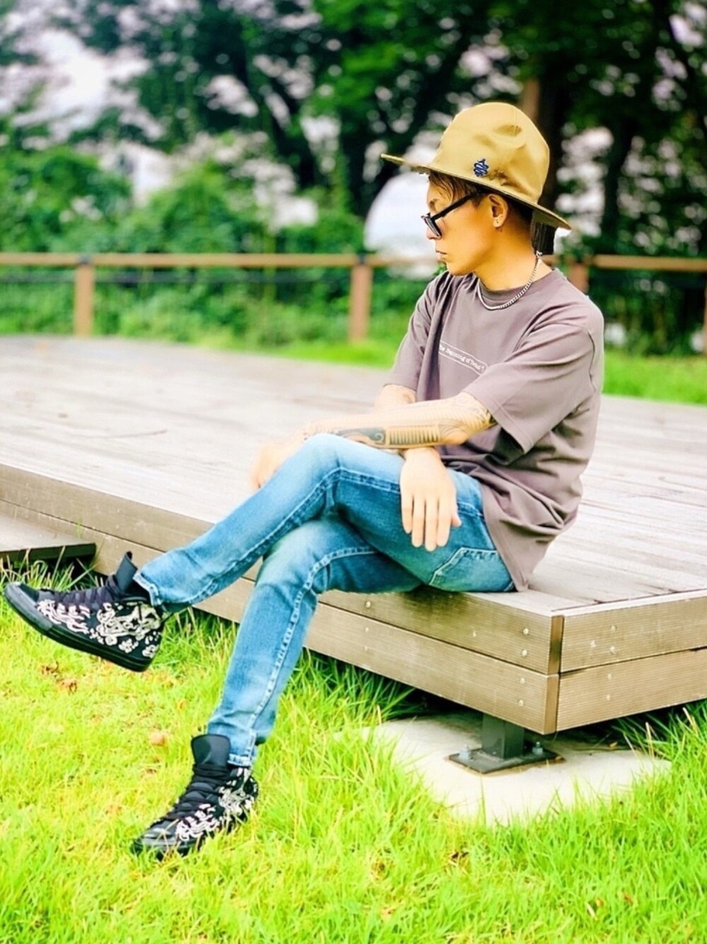 「ハット、デニムパンツ、relore、スニーカー、コンバース、シルバーアクセサリー、ネックレス、ブレスレット、LHME、LION HEART(LION HEART)」｜「BIASの【BIAS】《WEB限定》ビッグシルエット ヘビーウェイト BACK VIEW グラフィック バックプリント クルーネック Tシャツ（Tシャツ/カットソー、グレー系）」を使った、TETUさん（メンズ・174cm）の夏コーディネートの1枚目の写真