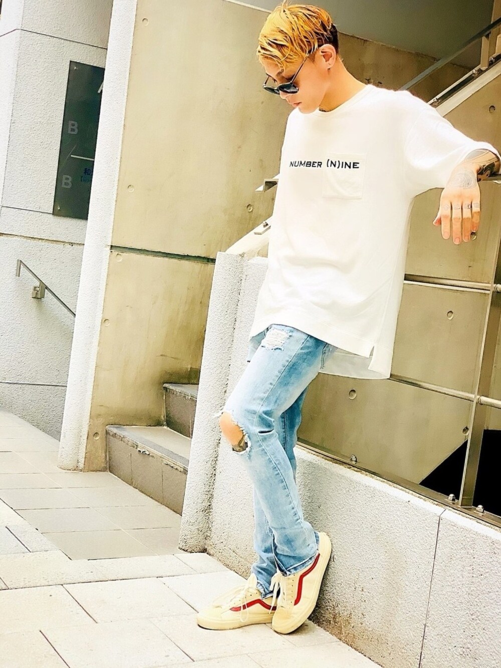 「シンプル、シンプルコーデ、ビッグシルエット、オーバーサイズ、ポケットＴシャツ、NUMBER (N)INE、デニム、クラッシュデニム、スニーカー、VANS」｜「NUMBER (N)INEの【NUMBER (N)INE】《別注》シャイニーナイロン ライトスウェット ビッグシルエット ロゴ刺繍 ポケット クルーネック Tシャツ（Tシャツ/カットソー、ホワイト系）」を使った、TETUさん（メンズ・174cm）の秋コーディネートの1枚目の写真