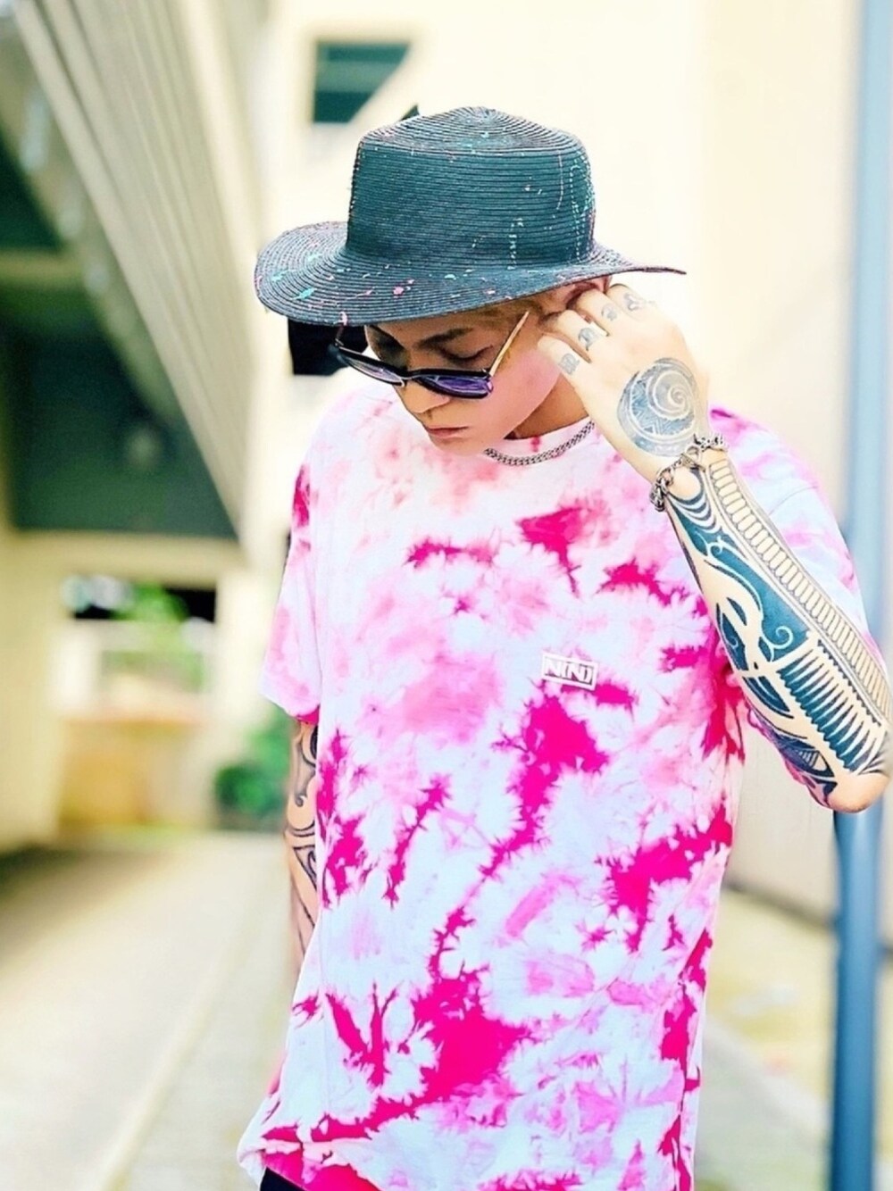 「タイダイ柄、Tシャツ、レッド、カンカン帽、むぎわら帽子、シルバーアクセサリー、ネックレス、ブレスレット、LHME、LION HEART(LION HEART)」｜「LHMEのLHME WEB限定 リンクチェーンブレスレット/サージカルステンレス（ブレスレット、その他）」を使った、TETUさん（メンズ・174cm）の夏コーディネートの1枚目の写真