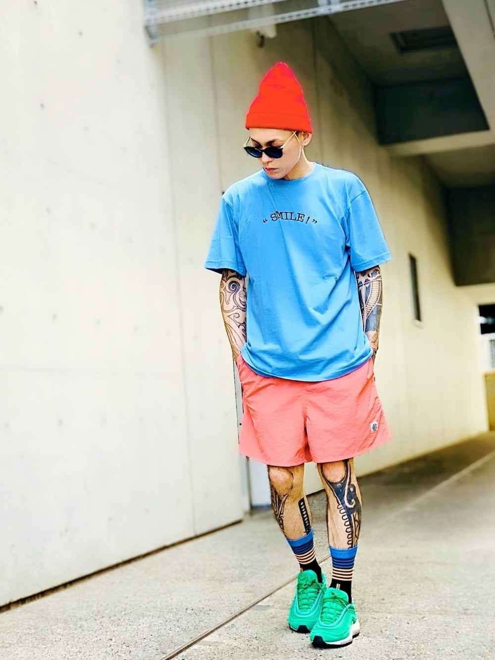 「ハーフパンツ、短パン、ソックス、NIKE、エアマックス、ニット帽、ストリート、ストリートMIX、パステルカラー、夏コーデ」｜「VALLIS by FACTOTUMの【VALLIS by FACTOTUM】《別注》ワンポイントタグイージーショートパンツ（その他パンツ、オレンジ系）」を使った、TETUさん（メンズ・174cm）の秋コーディネートの1枚目の写真