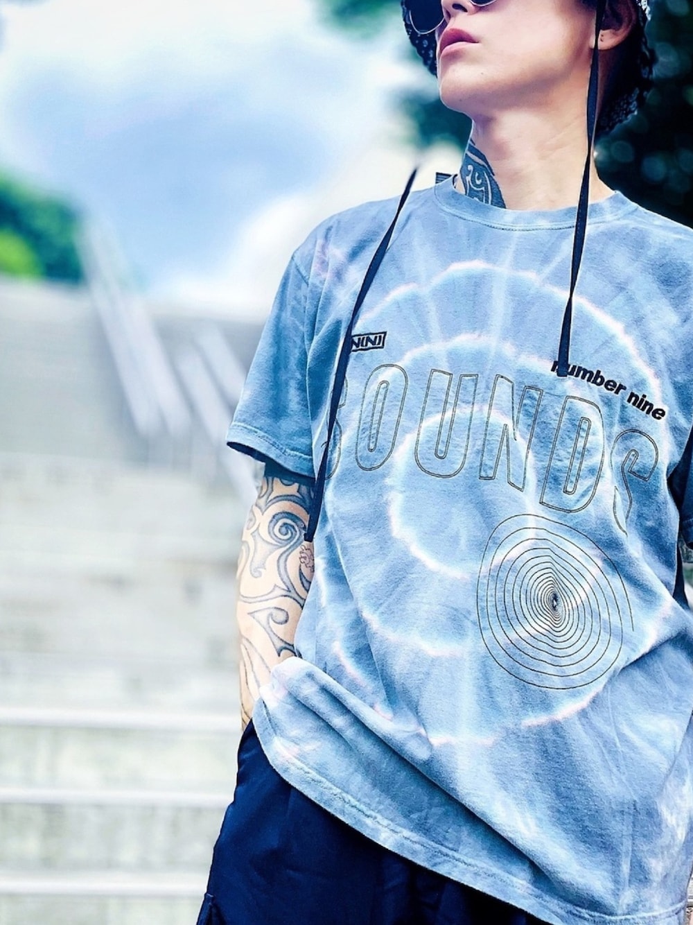 「バケットハット、タイダイ柄、Tシャツ、音楽で繋がる、DJ、ストリート、音楽、オーバーサイズ、NUMBER (N)INE、ラフ」｜「NUMBER (N)INEの【NUMBER (N)INE】《別注》サークルタイダイ ステッチロゴ刺繍 クルーネック Tシャツ（Tシャツ/カットソー、ブラック系）」を使った、TETUさん（メンズ・174cm）の秋コーディネートの1枚目の写真