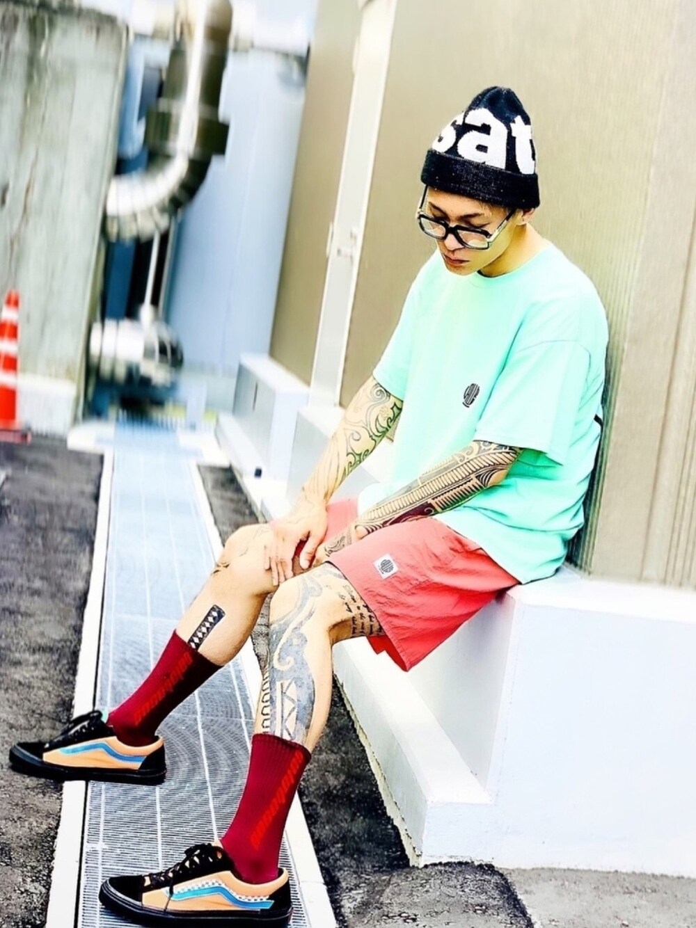 「ハーフパンツ、VALLIS by FACTOTUM、スニーカー、VANS、ストリート、ニット帽、パステルカラー、夏、ソックス、ラフ」｜「VALLIS by FACTOTUMの【VALLIS by FACTOTUM】《別注》ワンポイントタグイージーショートパンツ（その他パンツ、オレンジ系）」を使った、TETUさん（メンズ・174cm）の夏コーディネートの1枚目の写真