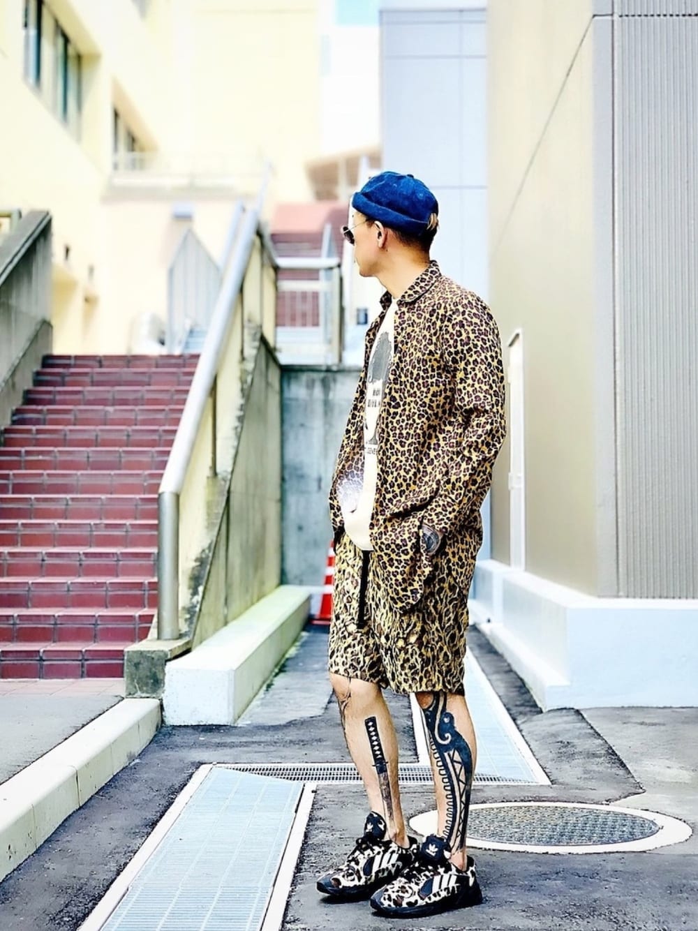 「レオパード、ひょう柄、ハーフパンツ、スニーカー、adidas、NUMBER (N)INE、MIDWEST、ストリート、ロールキャップ、シャツスタイル」｜「NUMBER (N)INEの【NUMBER (N)INE】《別注》ヒューマンフェイス モザイクロゴ プリント クルーネック Tシャツ（Tシャツ/カットソー、ベージュ系）」を使った、TETUさん（メンズ・174cm）の秋コーディネートの1枚目の写真