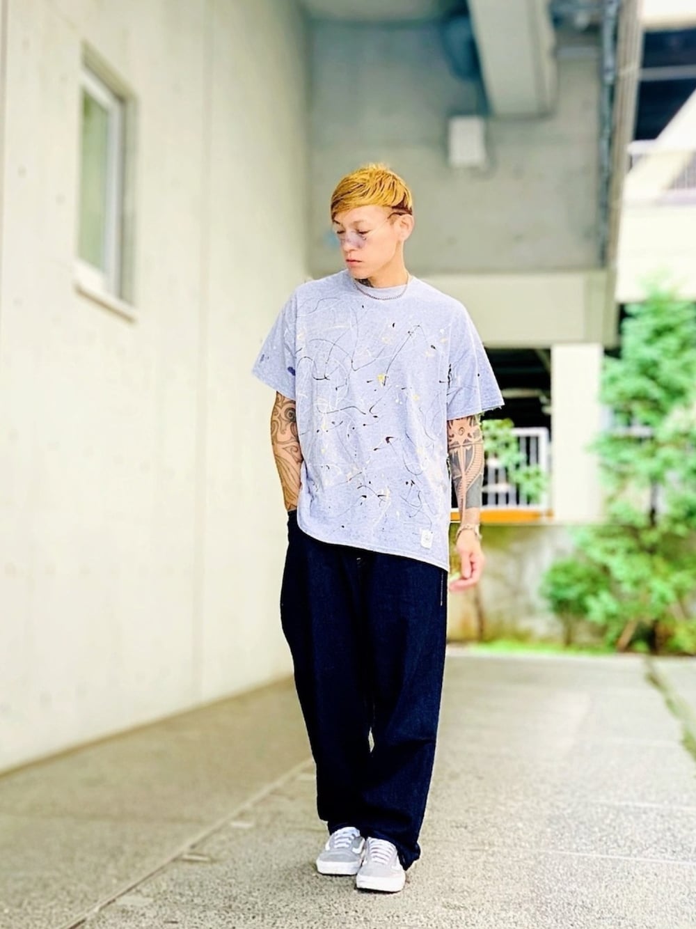 「ワイドパンツ、黒パンツ、スニーカー、VANS、ビックシルエット、シンプル、シルバーアクセサリー、LHME、LION HEART(LION HEART)、Tシャツ」｜「made in standard の【MADE IN STANDARD】《ZOZO限定》PAINT SS TEE / ドリップペイント加工ルーズシルエットクルーネックTシャツ（Tシャツ/カットソー、グレー系）」を使った、TETUさん（メンズ・174cm）の秋コーディネートの1枚目の写真
